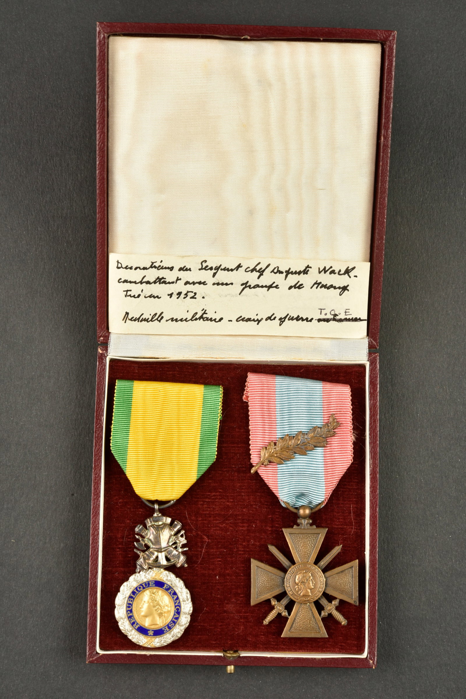 Decorations 1er Muong tue au combat. Decorations of the first Muong soldier killed in action.: Decorations 1er Muong tue au combat. Ensemble de decorations ayant appartenu au Sergent-Chef Auguste Wack , Mort pour la France le 9/9/1953 a Dion province de Gia Lam . Dans un coffret recouvert d un