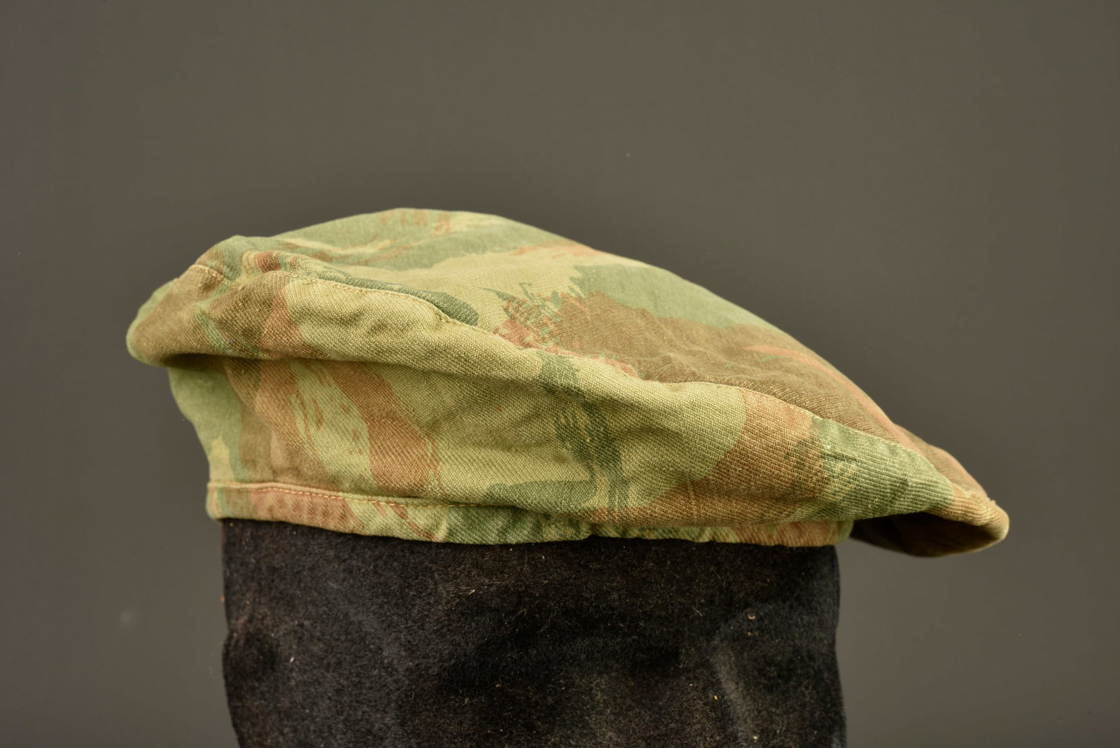 Beret commando de chasse. Commando de Chasse beret.: Beret commando de chasse. Confectionne en trois parties de tissu camoufle 47.54, lacet de serrage d origine en coton noir et doublure en fine toile beige. Coiffure legerement portee presentant une bel