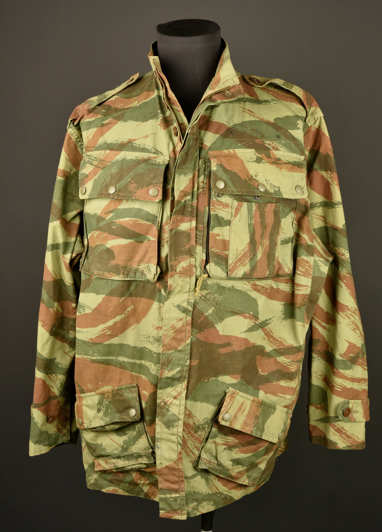 Veste de saut TAP 47.54 camouflee. Camouflaged TAP 47/54 jump jacket.: Veste de saut TAP 47.54 camouflee. Confectionnee en tissu 47.54 camoufle, les pressions sont fonctionnelles et en peinture d origine. Fermetures eclaires de marque Spidex fonctionnelles, œillets en l