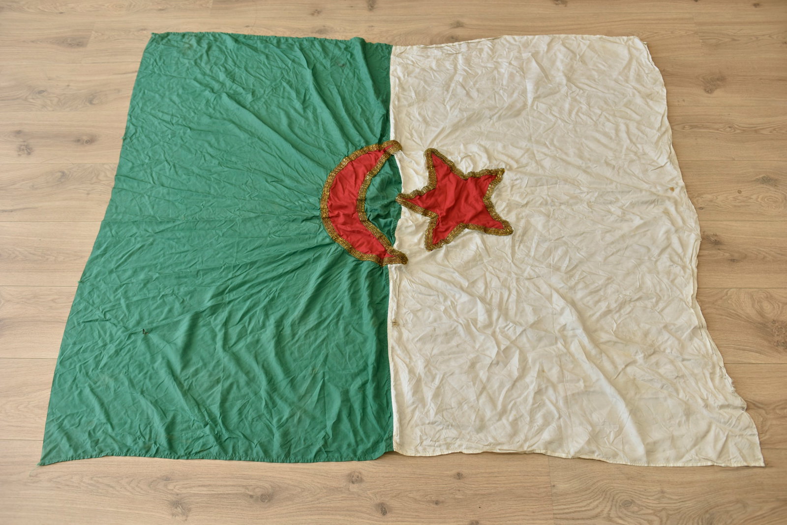 Grand drapeau FLN. Large FLN flag. (1 of 3)