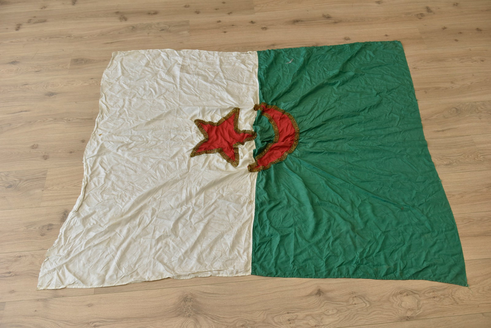 Grand drapeau FLN. Large FLN flag. - 2