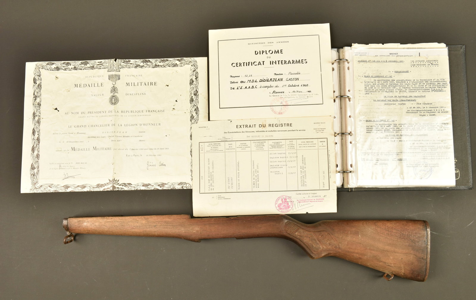 Documents et crosse de Garand FLN. Documents and FLN-used Garand rifle stock.: Documents et crosse de Garand FLN. Comprenant divers documents ayant appartenu au soldat Didierjean Gaston, 1er regiment de spahis. Il participa a la guerre d Indochine puis aux campagnes d Algerie et
