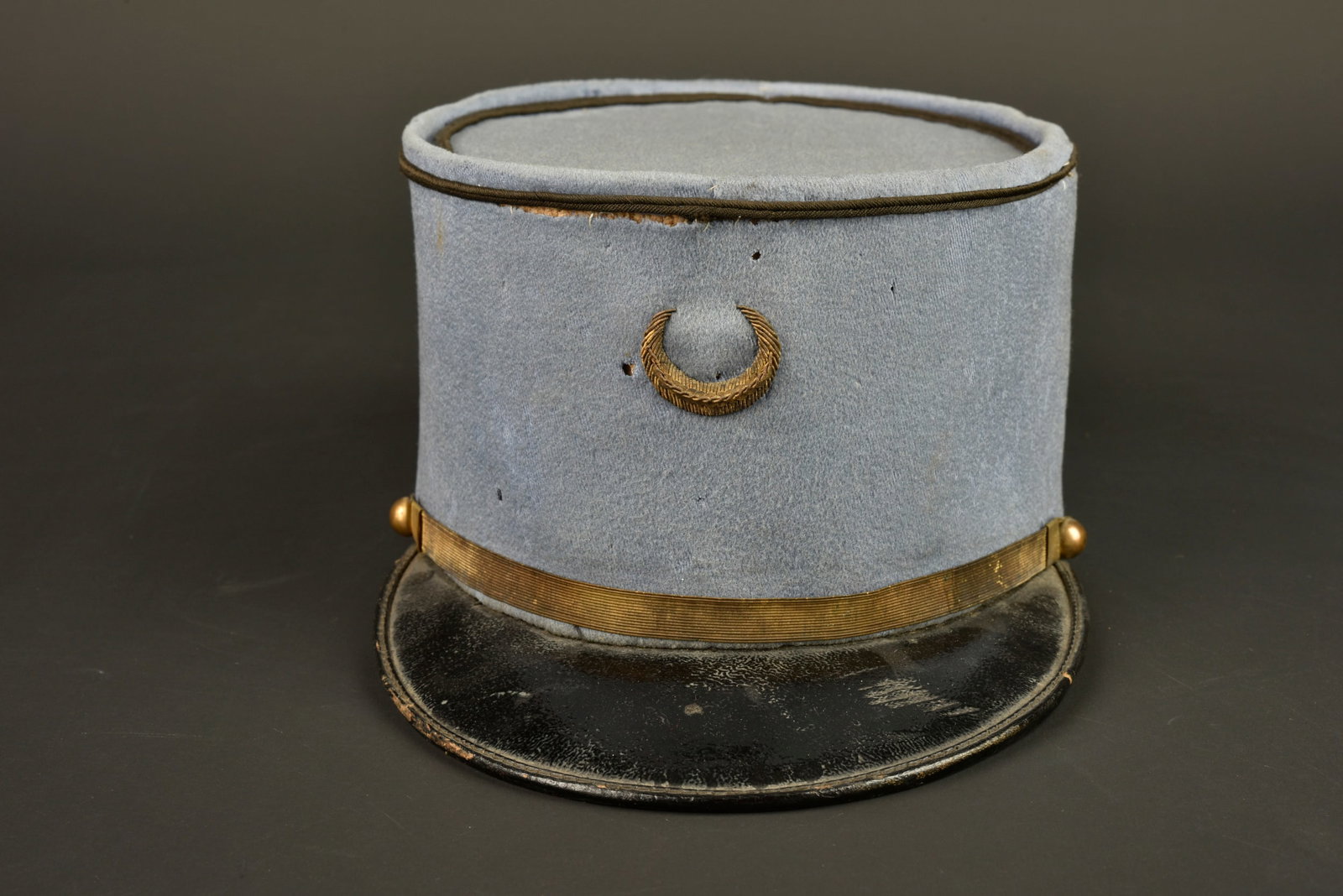 Kepi Garde Cercle. Cercle Guard kepi.: Kepi Garde Cercle. Confectionne en fin drap bleu ciel, passepoil en coton noir, croissant brode en cannetille dore. Fausse jugulaire doree retenue par deux boutons lisses, visiere en cuir noir recouve