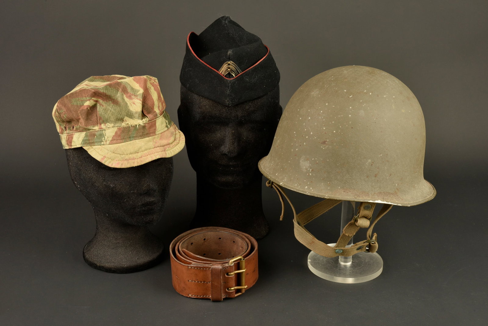 Lot Algerie. Algeria lot.: Lot Algerie. Comprenant une coque de casque TAP 56, modele a trois pontets fabrique en usine, boucles de serrage en peinture kaki d origine. Mentonniere d origine non recoupee. A noter un choc a l arr