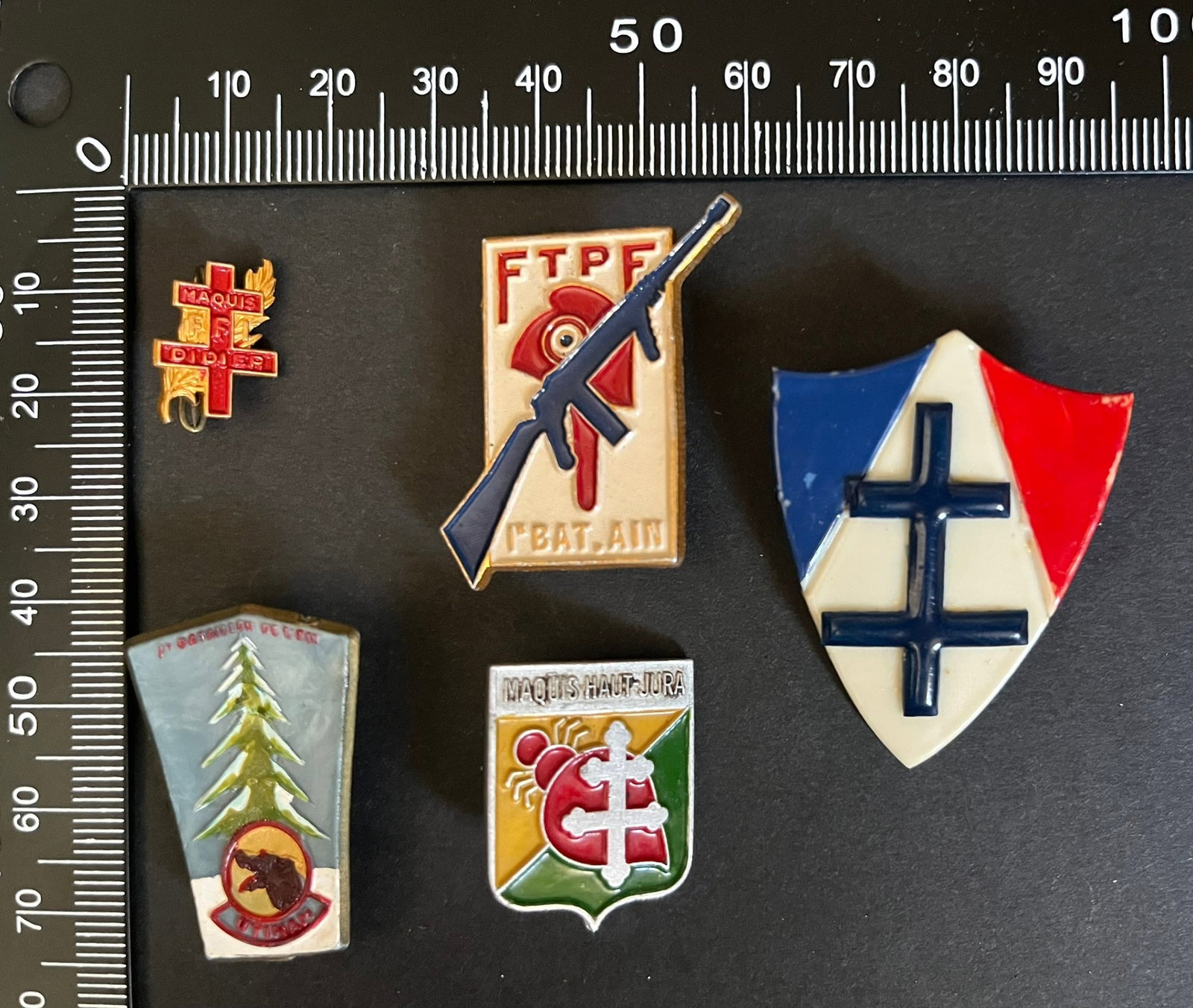 FRANCE Dpt01 INSIGNES FFI. France FFI insignia Department 01: Lot de 5 pieces Insigne du 1 Bataillon FTPF de l Ain (tirage 500) Augis Alu peint 1 Bataillon Armee Secrete de l Ain Bataillon Colin (tirage estime 850) metal peint sans Maquis Haut Jura (tirage 560) 