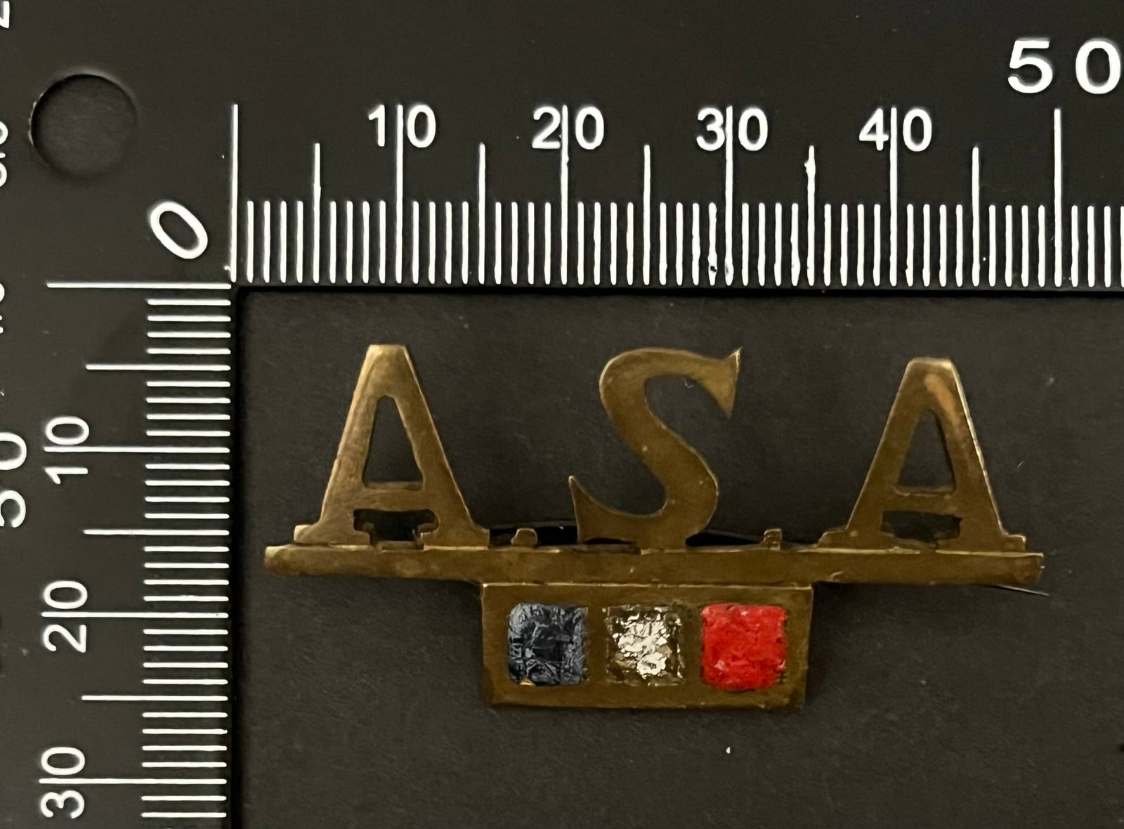 FRANCE Dpt01 INSIGNES FFI. France FFI insignia Department 01: Insigne Armee Secrete Ain (estime unique) fabrication locale cuivre decoupe peint Ref Dictionnaire d identication des Insignes de la Resistance Francaise (ed 2026 - Roland Gerdil). Secret Army Ain ins