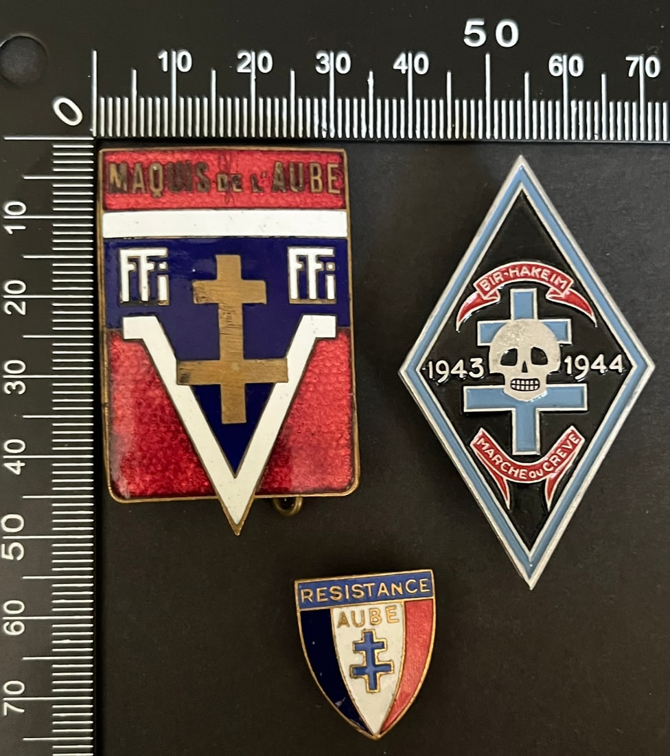 FRANCE Dpt10 et 12 INSIGNES FFI. France FFI insignia Departments 10 and 12: Lot de 3 pieces Insigne Maquis de l Aube AS et FTPF (tirage 2000) sans emaille FFI de l Aube (tirage estime 800) sans emaille AS Maquis Bir Hacheim de l Aveyron (tirage 225) Augis Alu peint Ref Dictio