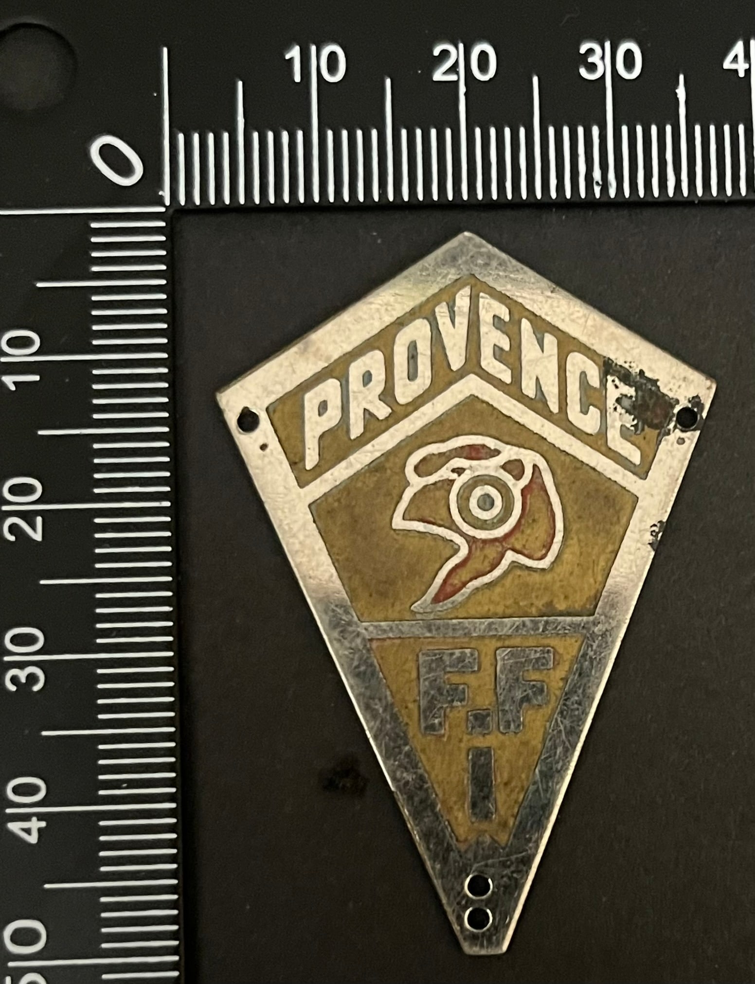 FRANCE Dpt13 INSIGNES FFI. France FFI insignia Department 13: Insigne du Bataillon FFI de Provence (tirage estime 300) tole gravee chromee et peinte Ref Dictionnaire d identication des Insignes de la Resistance Francaise (ed 2026 - Roland Gerdil). Insignia of th