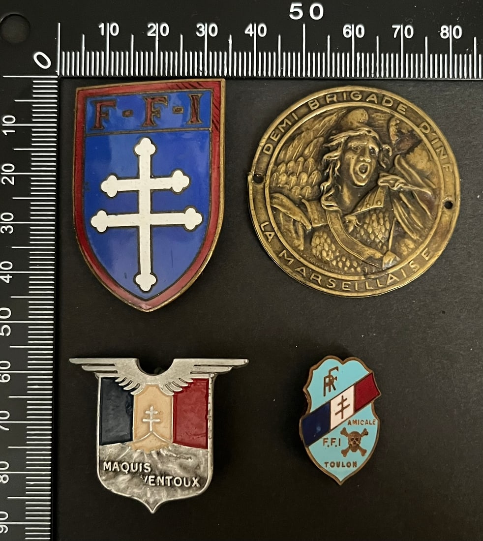 FRANCE Dpt13 83 et 84 INSIGNES FFI. France FFI insignia Departments 13 83 and 84: Lot de 4 pieces Insigne rond Demie-Brigade La Marseillaise (tirage estime 600) sans FFI Marseille Aix 32 x 46 mm numerote 284 (tirage estime 6 a 800) Sans emaille Amicale FFI Toulon (tirage estime 120