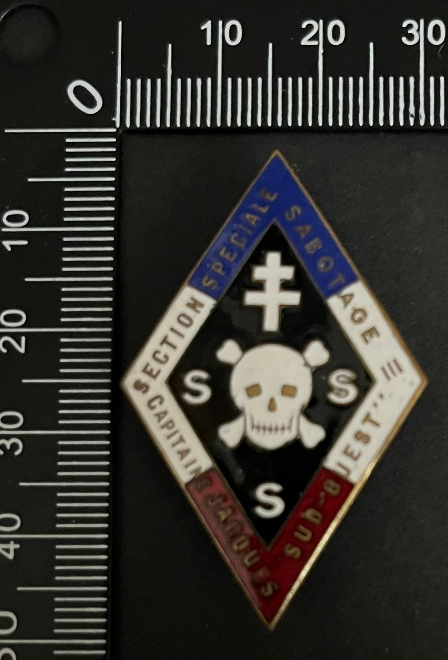 FRANCE Dpt16 INSIGNES FFI. France FFI insignia Department 16: Insigne Section Speciale de Sabotage B2 de Charente (tirage estime 80 a 100) emaille tricolore des engages avant le DDay numerote 11 Chobillon Ref Dictionnaire d identication des Insignes de la Resist