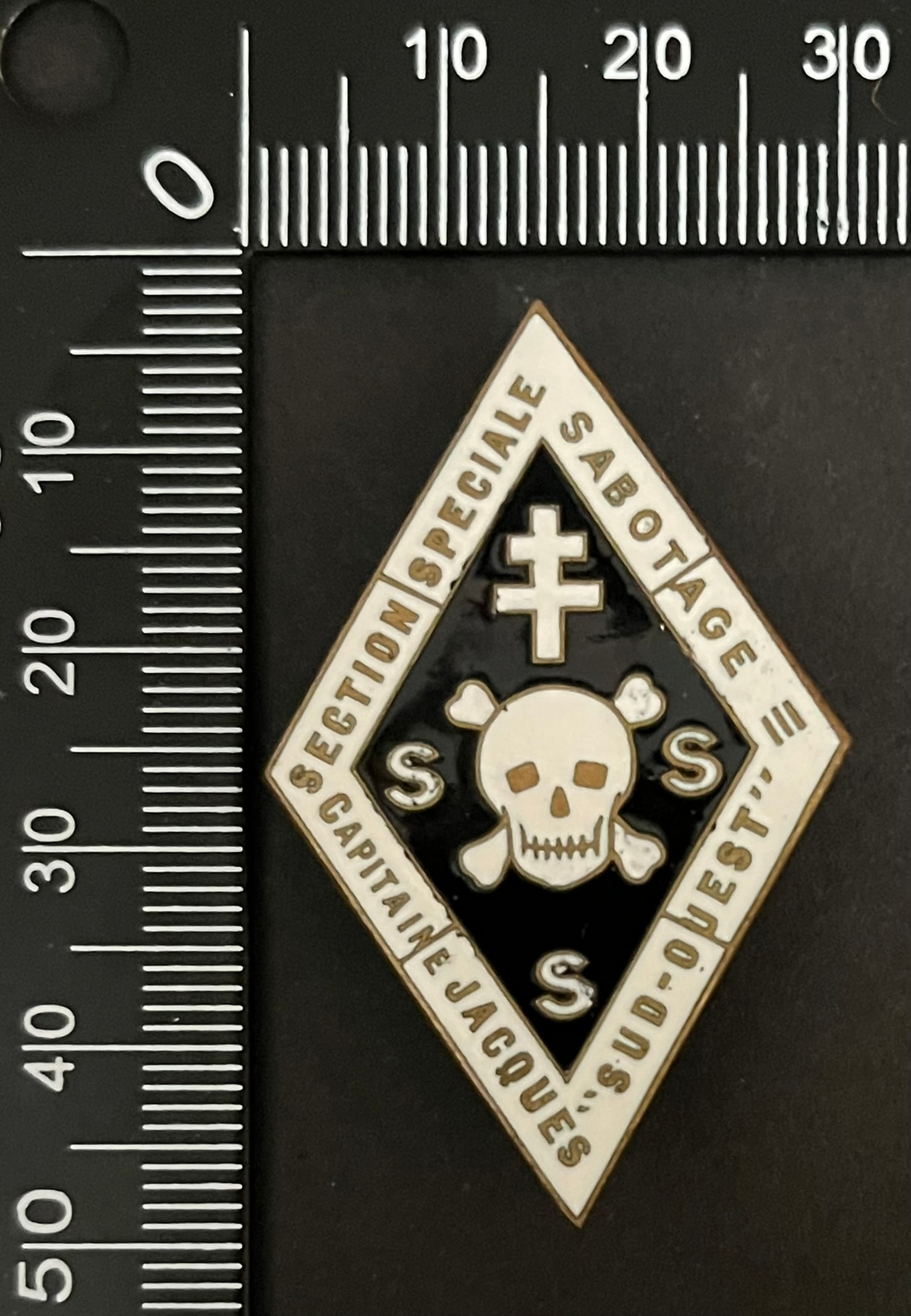 FRANCE Dpt16 INSIGNES FFI. France FFI insignia Department 16: Insigne Section Speciale de Sabotage B2 de Charente (tirage estime 80 a 100) emaille blanc des engages apres le DDay Chobillon Ref Dictionnaire d identication des Insignes de la Resistance Francaise (