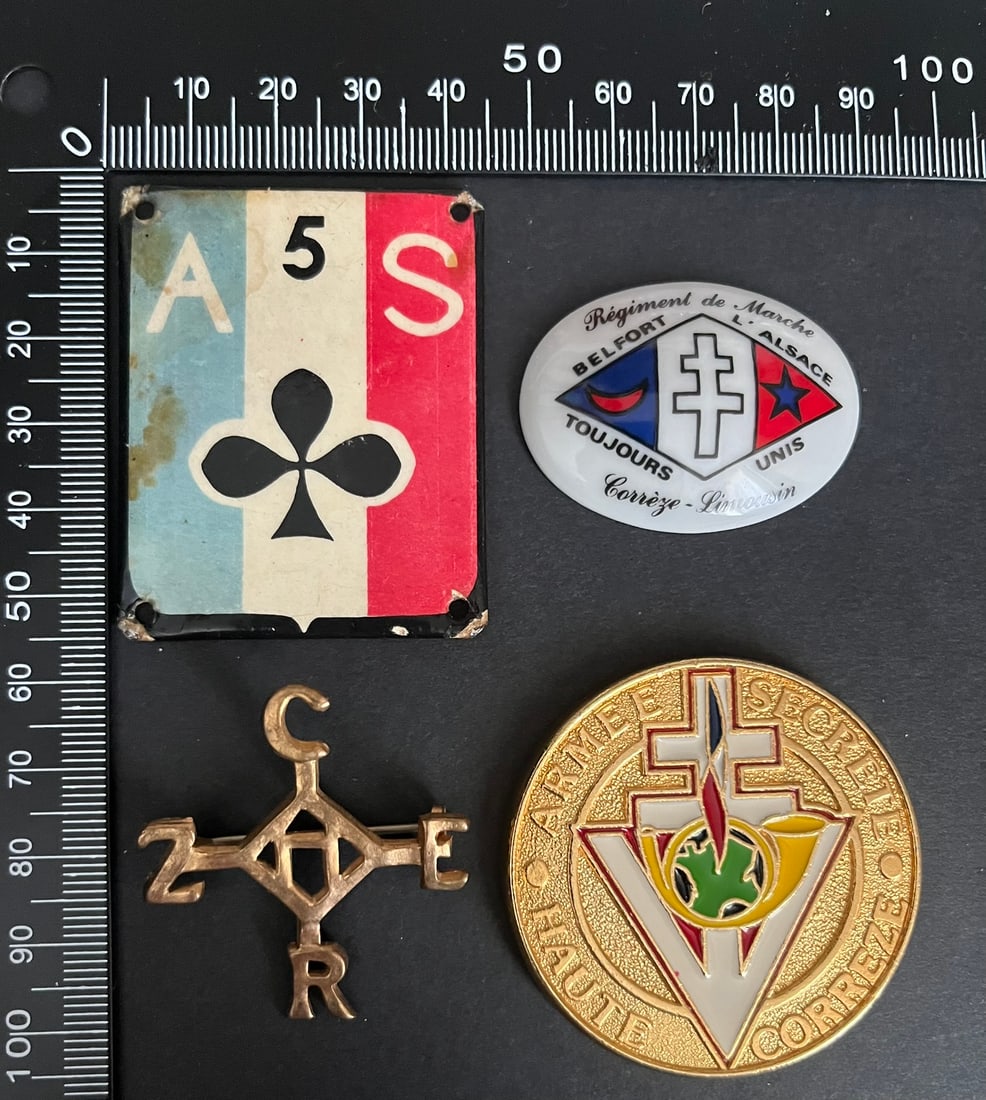 FRANCE Dpt19 INSIGNES FFI. France FFI insignia Department 19: Lot de 4 pieces Insigne du 4 Bataillon As de Trefle Armee Secrete de Basse Correze 55x41mm (tirage 600) produit a Moulins en 1944 metal peint emaille Demie Brigade de Haute Correze (tirage 1052) Sans 