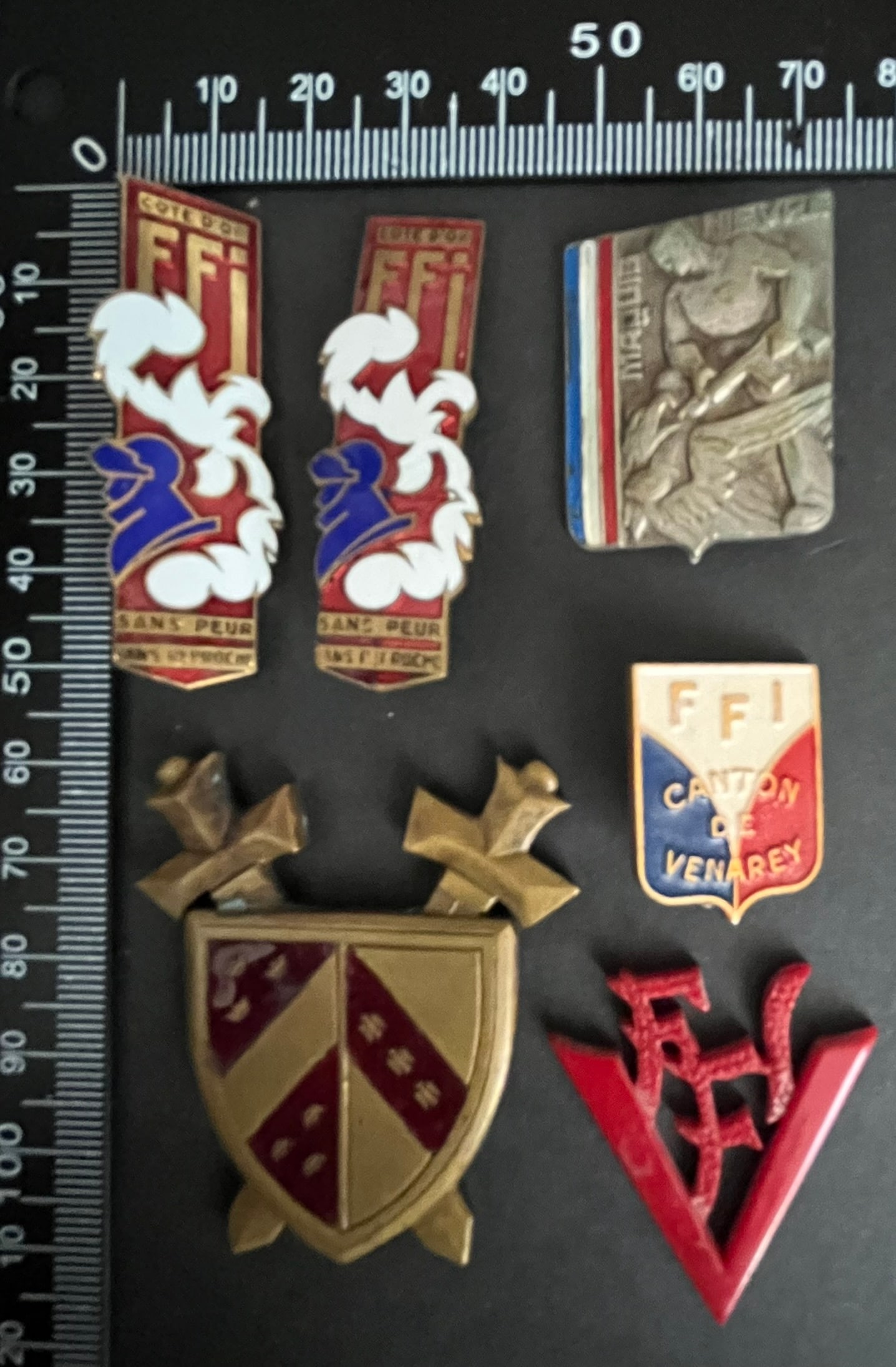 FRANCE Dpt21 et 58 INSIGNES FFI. France FFI insignia Departments 21 and 58: Lot de 6 pieces Insigne du Groupe Bayard Armee Secrete (tirage 660) patin Sans emaille un autre a broche (tirage estime 1500) Sans emaille insigne non portable pour les familles des morts de la Brigad