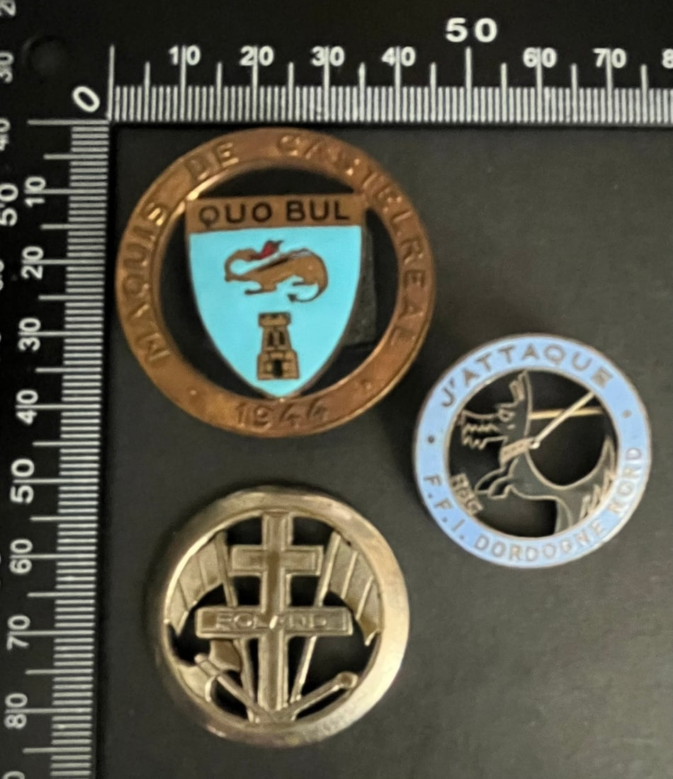 FRANCE Dpt24 INSIGNES FFI. France FFI insignia Department 24: Lot de 3 pieces Insigne du Maquis de Castel Real (tirage 490) Sans emaille Groupe Franc Roland numerote 583 (tirage 500) Sans (attache absente) Brigade RAC FFI Dordogne Nord ABP Depose (premier tirage