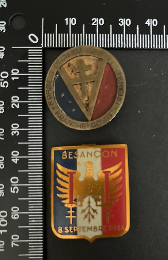 FRANCE Dpt25 INSIGNES FFI. France FFI insignia Department 25: Lot de 2 pieces Insigne du Comite de l Amicale des Resistants de Franche-Comte (tirage estime 100 a 150) Sans sur vis Insigne commemoratif de la liberation de Besancon (tirage estime 1000) tole fine A