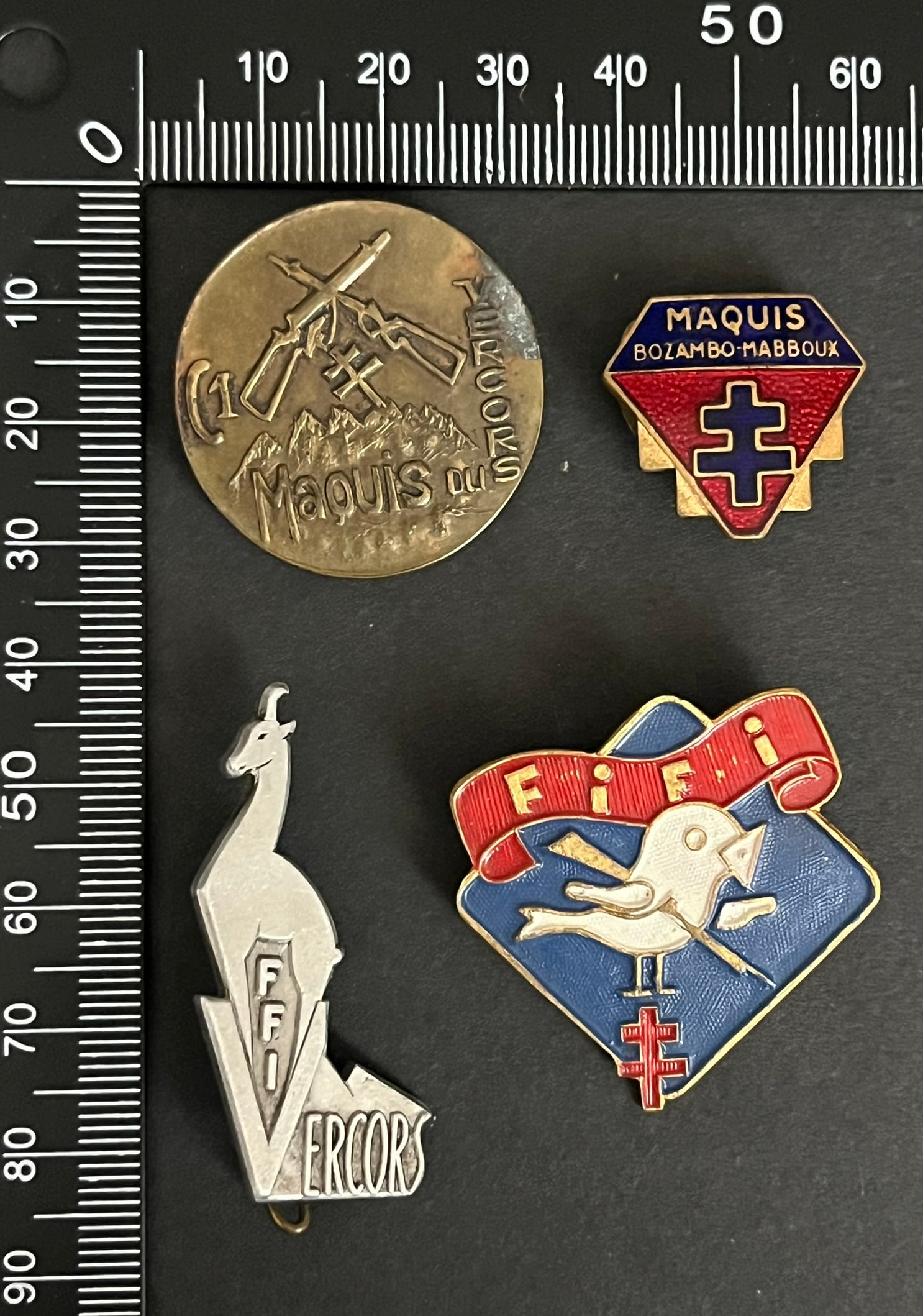 FRANCE Dpt26 INSIGNES FFI. France FFI insignia Department 26: Lot de 4 pieces Insigne Camp n° 1 du maquis du Vercors numerote 33 (tirage estime 80 a 100) Phory Grenoble Maquis Bozzambo Mabboux matricule 317 (tirage estime 600 a 900) Sans emaille FFI Vercors num
