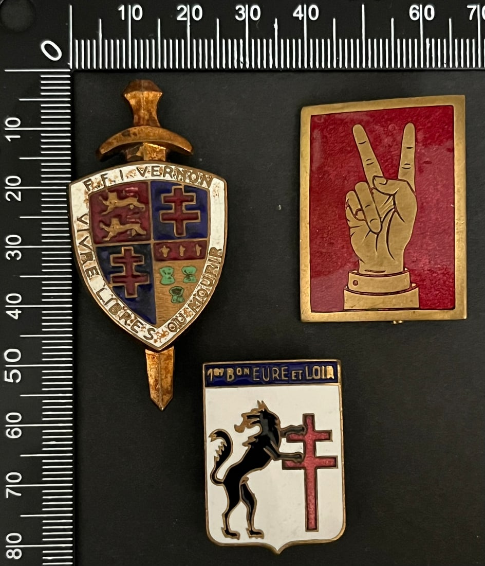 FRANCE Dpt27 INSIGNES FFI. France FFI insignia Department 27: Lot de 3 pieces Insigne FFI de Vernon 5tirage 350) Sans emaille FFI de l Eure email grenat Sans 1er Bataillon d Eure et Loire - Bataillon Farjon (tirage 536) ABP Ref Dictionnaire d identication des In