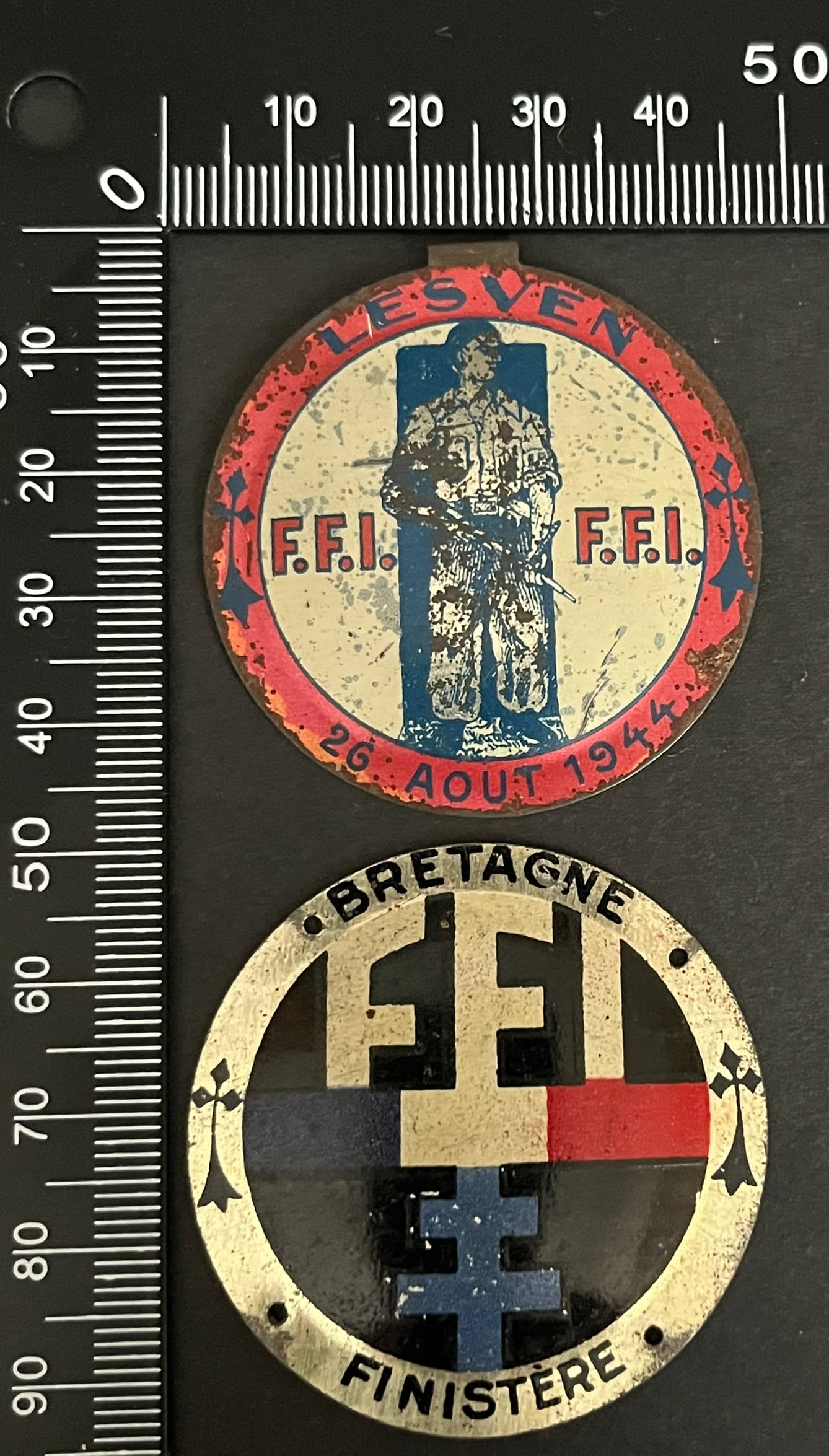 FRANCE Dpt29 INSIGNES FFI. France FFI insignia Department 29: Lot de 2 pieces Insigne FFI Finistere Bretagne (tirage estime 3 a 5000) Sans tole imprimee un autre commemoratif des combats de Lesven (tirage estime 600) Ref Dictionnaire d identication des Insignes 