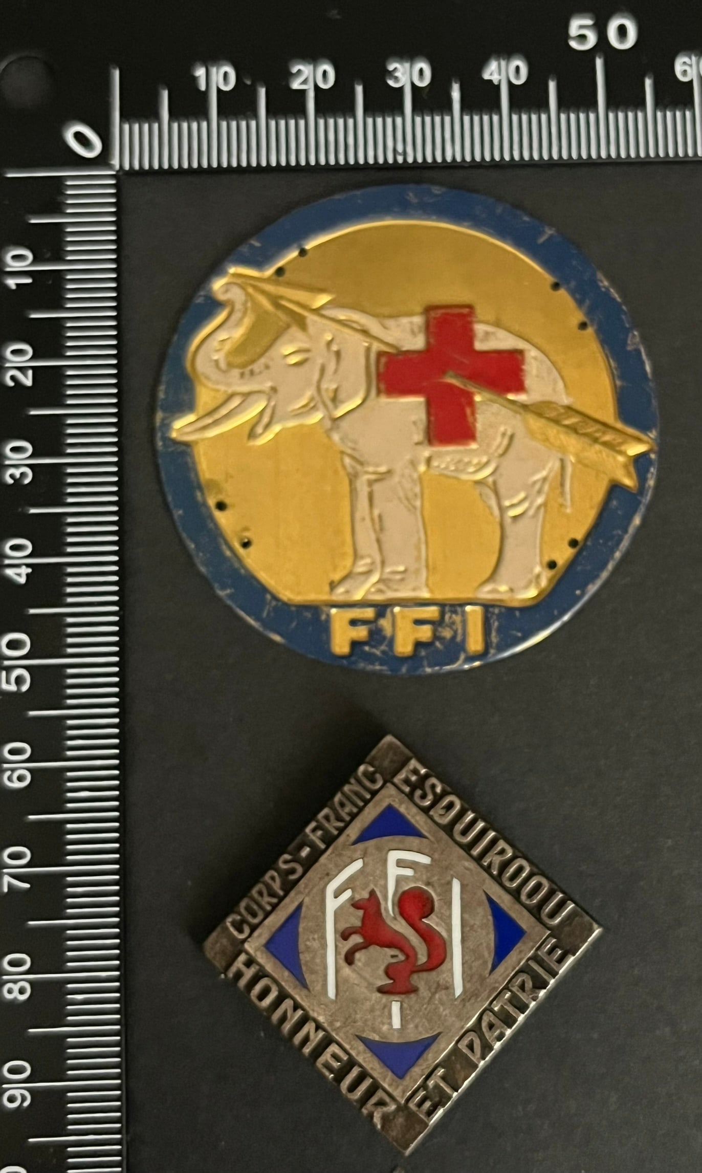 FRANCE Dpt33 INSIGNES FFI. France FFI insignia Department 33: Lot de 2 pieces Corps Franc Esquirou (tirage estime 700) Drago Ber attache bijoutier a bascule Service de Sante FFI Gironde 51mm tole estampee peinte Ref Dictionnaire d identication des Insignes de la
