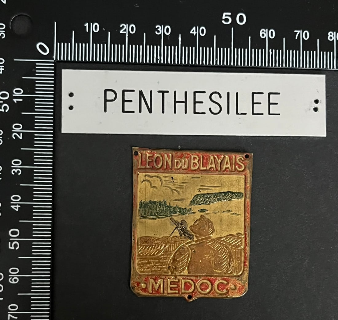 FRANCE Dpt33 INSIGNES FFI. France FFI insignia Department 33: Lot de 2 pieces Insigne Maquis Leon du Blayais (tirage estime 900) Sans tole estampee Bataillon Franc PENTHESILEE (tirage estime 300) Sans Alu grave Ref Dictionnaire d identication des Insignes de la 