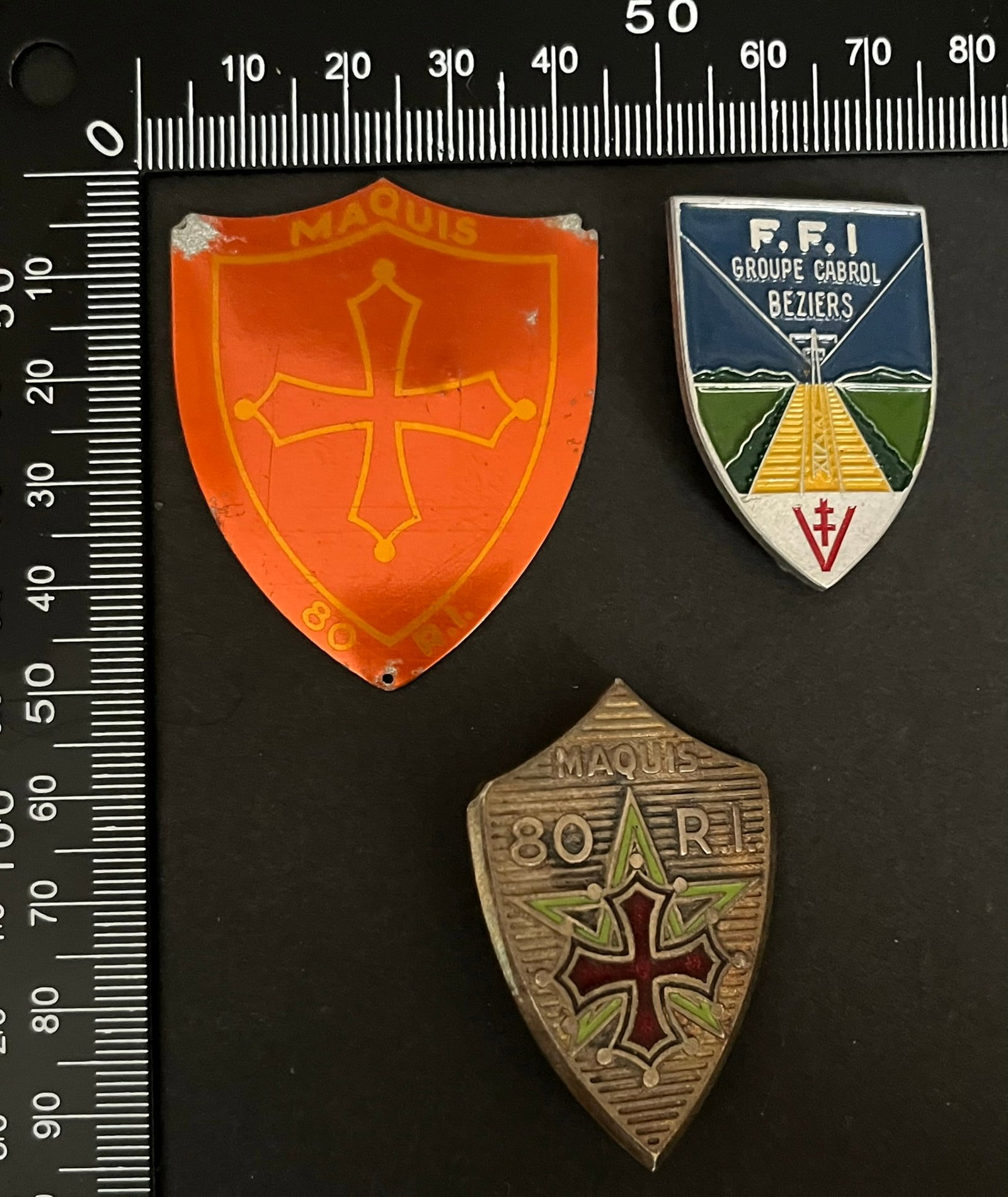 FRANCE Dpt34 INSIGNES FFI. France FFI insignia Department 34: Lot de 3 pieces Insigne Groupe Cabrol 50 x 41mm (tirage estime 500) metal serigraphie FFI groupe Cabrol Beziers (tirage 210) Augis Alu peint 80eme RI Maquis (tirage estime 800 a 1000) Drago depose Ref