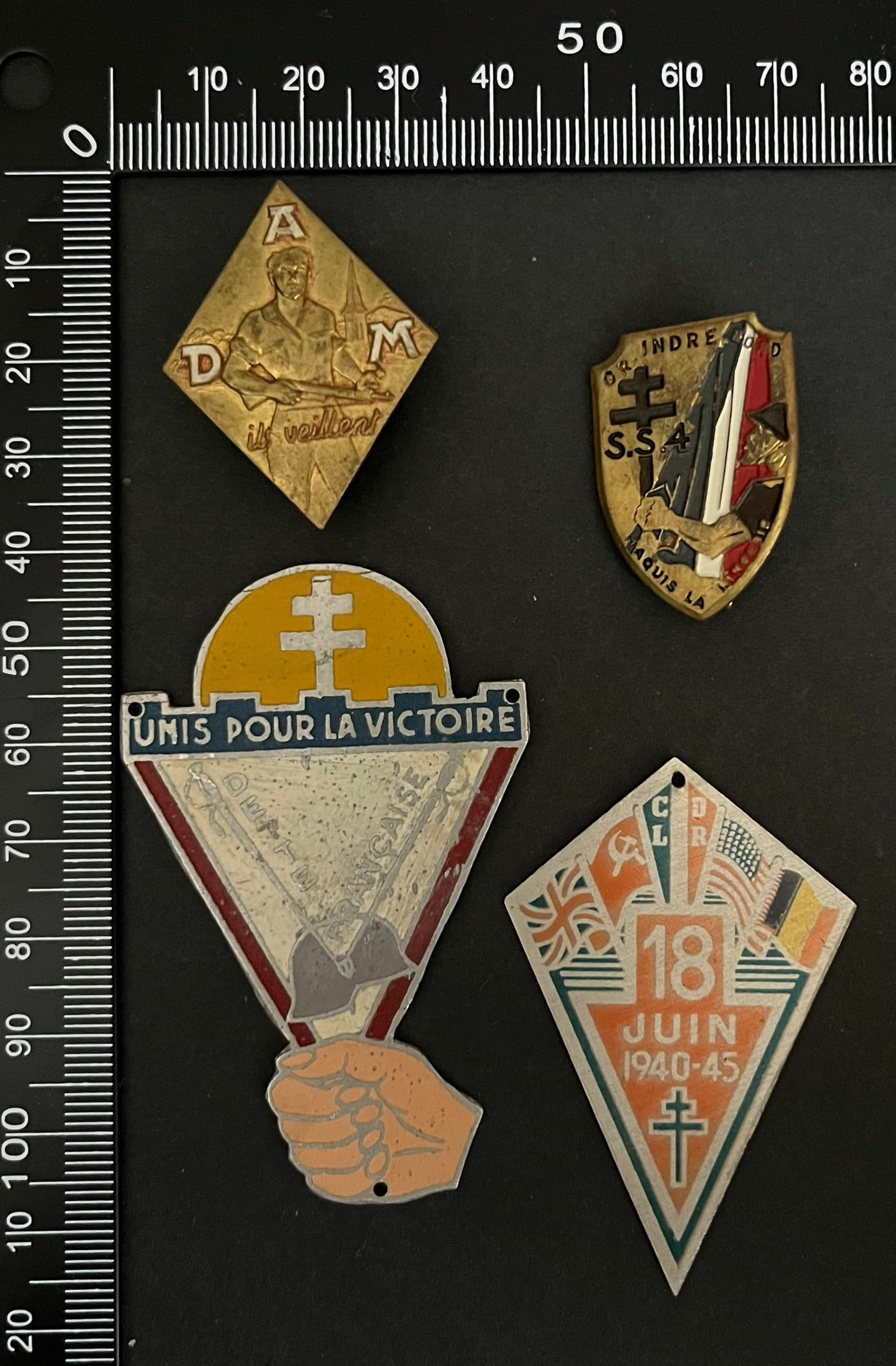 FRANCE Dpt36 et 18 INSIGNES FFI. France FFI insignia Departments 36 and 18: Lot de 4 pieces Insigne Anciens du Maquis et resistants Actifs (du Cher) (tirage estime 200 a 300) 1er insigne emaille Maquis La Lingerie matricule 1167 (tirage estime 1600) Aubert Dette Francaise 43 