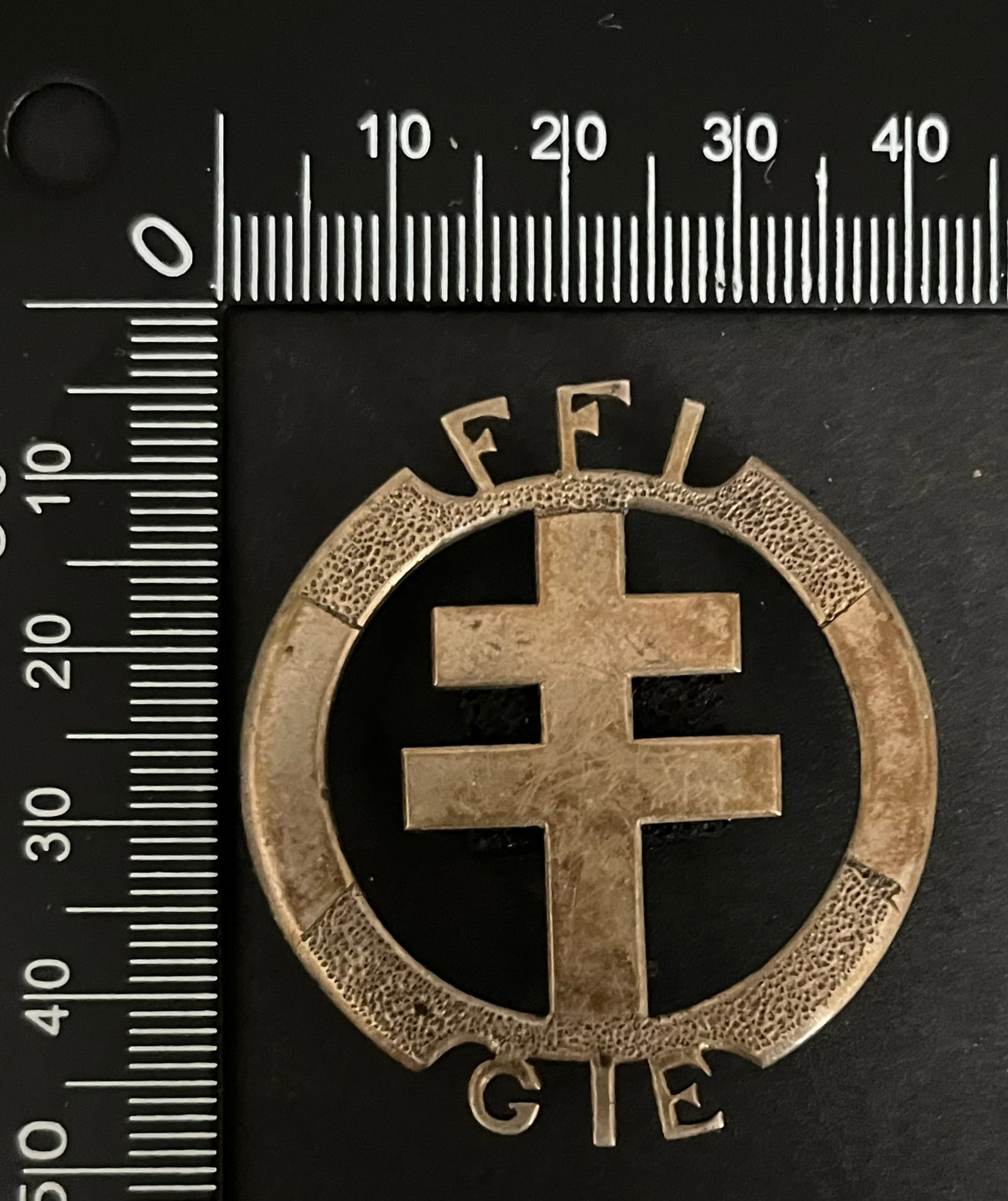 FRANCE Dpt 36 INSIGNES FFI. France FFI insignia Department 36: Insigne FFI Groupe Indre Est FFI 40 x 43 mm fabrication locale en metal decoupe Ref Dictionnaire d identication des Insignes de la Resistance Francaise (ed 2026 - Roland Gerdil). FFI Groupe Indre Est 