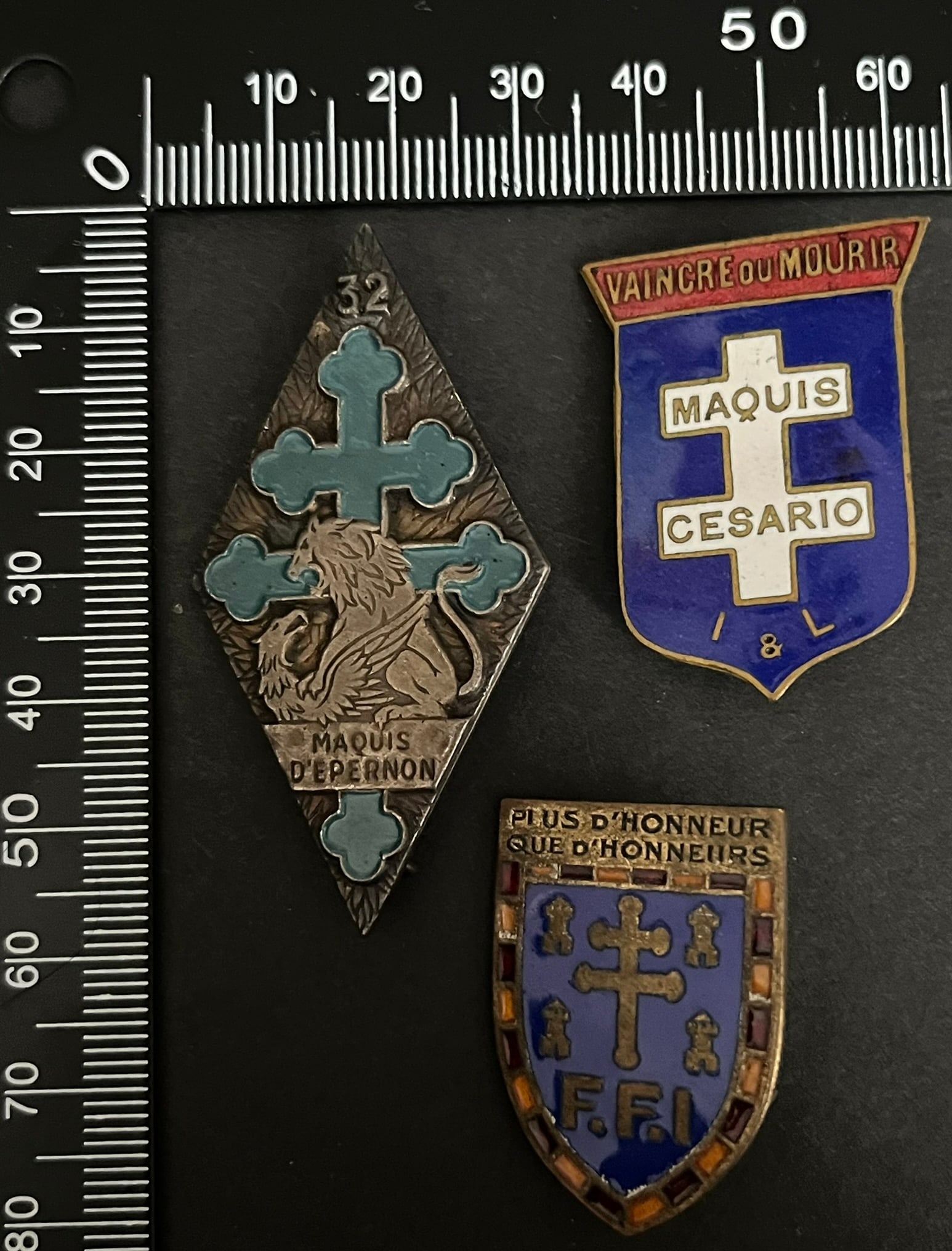 FRANCE Dpt37 INSIGNES FFI. France FFI insignia Department 37: Lot de 3 pieces Insigne du Maquis Cesario (tirage estime 600) Sans emaille Maquis d Epernon (tirage estime 7 a 800) Drago Corps Franc de Champmeslee numerote 00770 (tirage 1350) Duseaux emaille Ref Di