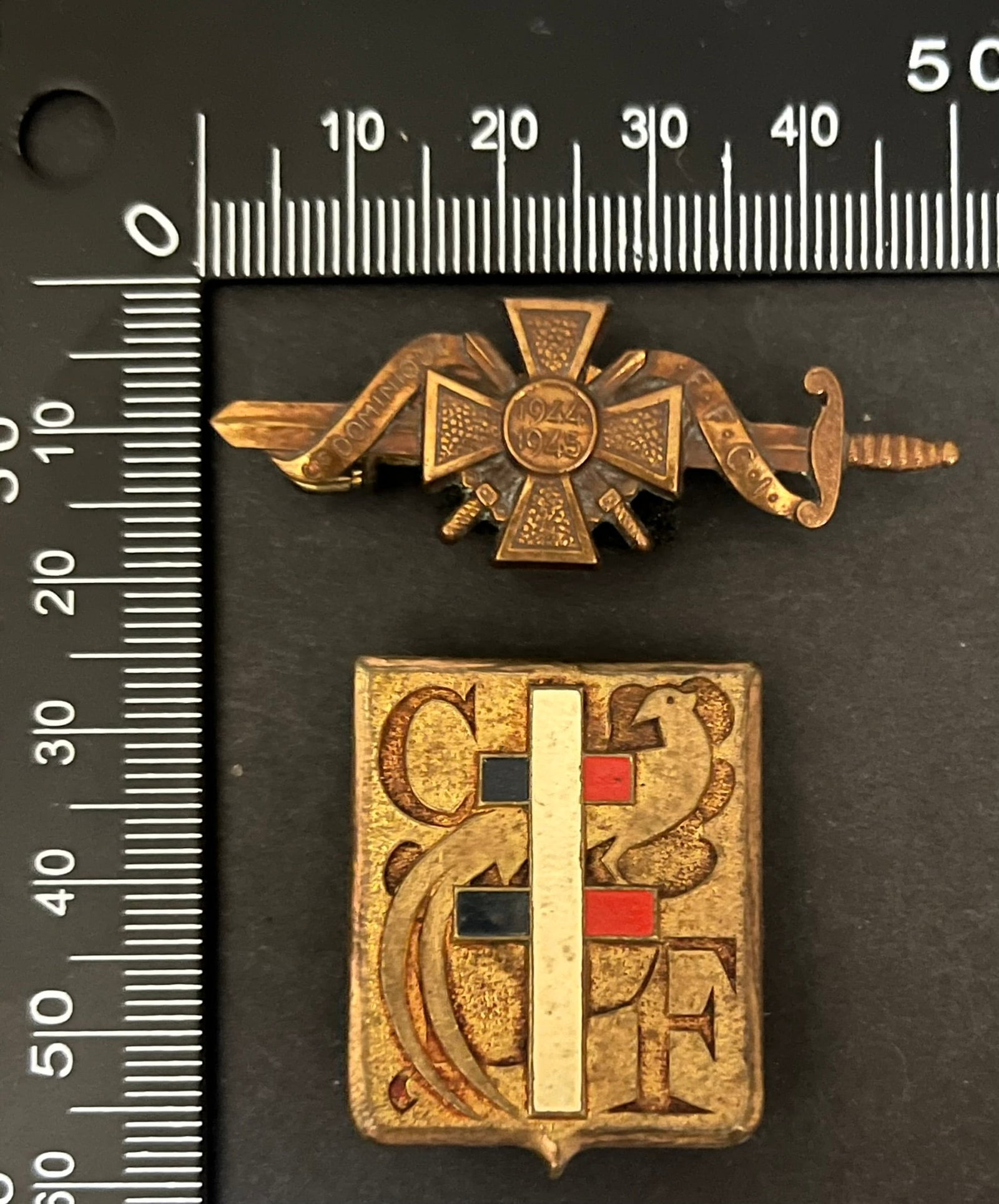FRANCE Dpt37 INSIGNES FFI. France FFI insignia Department 37: Lot de 2 pieces Insigne du Maquis Conty - Freslon (tirage estime 800 a 1000) Sans croix peinte Bataillon Dominique (tirage estime 200) non numerote AB poincon Ref Dictionnaire d identication des Insig