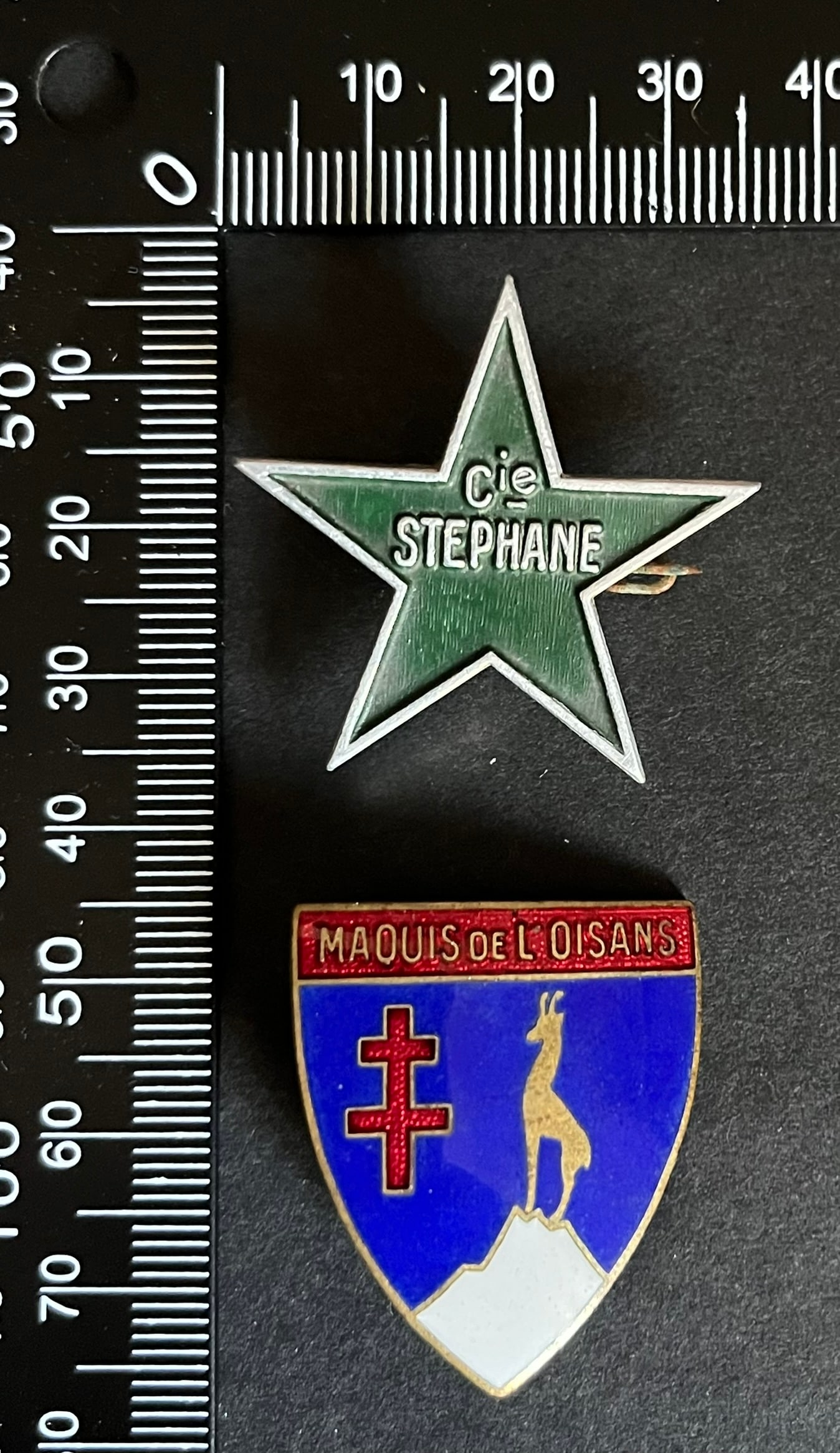 FRANCE Dpt38 INSIGNES FFI. France FFI insignia Department 38: Lot de 2 pieces Insigne Compagnie Stephane 2eme modele numerote 67 (tirage 500) Augis Alu peint Maquis de l Oisans 27 x 31 mm (tirage 100) Augis emaille Ref Dictionnaire d identication des Insignes de