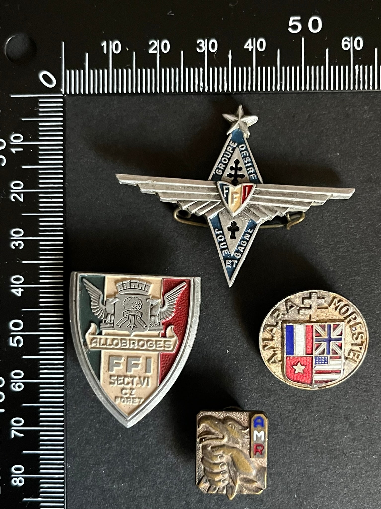 FRANCE Dpt38 INSIGNES FFI. France FFI insignia Department 38: Lot de 4 pieces Insigne Bataillon Allobroges (tirage 530) Augis Alu peint FFI Groupe Desire (tirage 210) Augis Alu peint AMARA Morestel Augis emaille boutonniere Association des Militants de la Resist