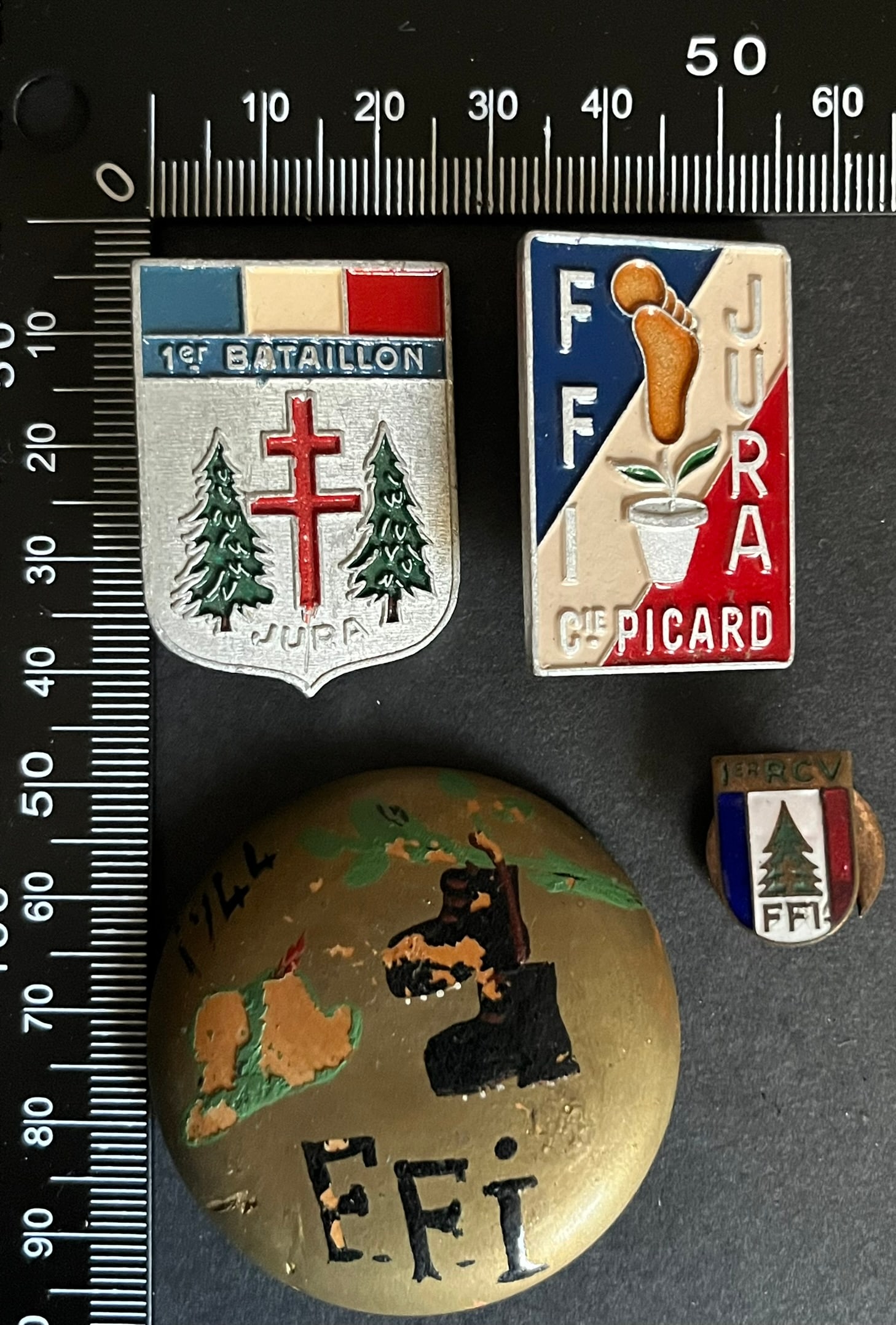 FRANCE Dpt39 et 88 INSIGNES FFI. France FFI insignia Departments 39 and 88: Lot de 4 pieces Insigne Compagnie FFI Picard Jura (tirage estime 120) Augis Alu peint 1er Bataillon du Jura (tirage 2175) Augis Alu peint insigne FFI 1944 en bois peint 46mm 1er regiment de Chasseurs 