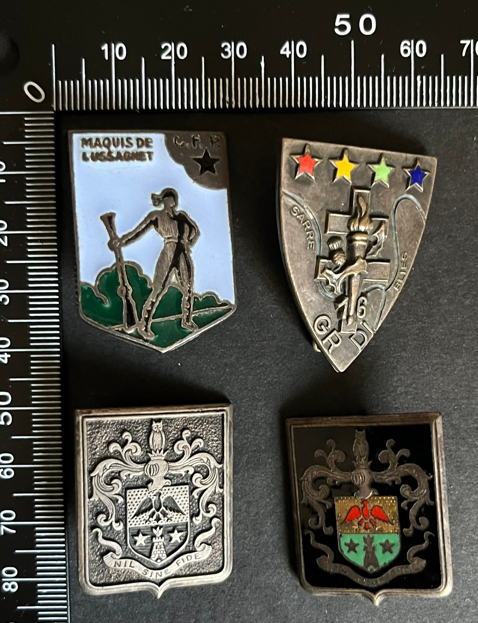 FRANCE Dpt40 INSIGNES FFI. France FFI insignia Department 40: Lot de 4 pieces Insigne Maquis de Lussagnet (tirage 141) AB poincon emaille 16 GRDI FFI Maquis des Landes (tirage 1500) Fraisse Demey Brigade Carnot (tirage estime 800) Sans metal argente un autre ema