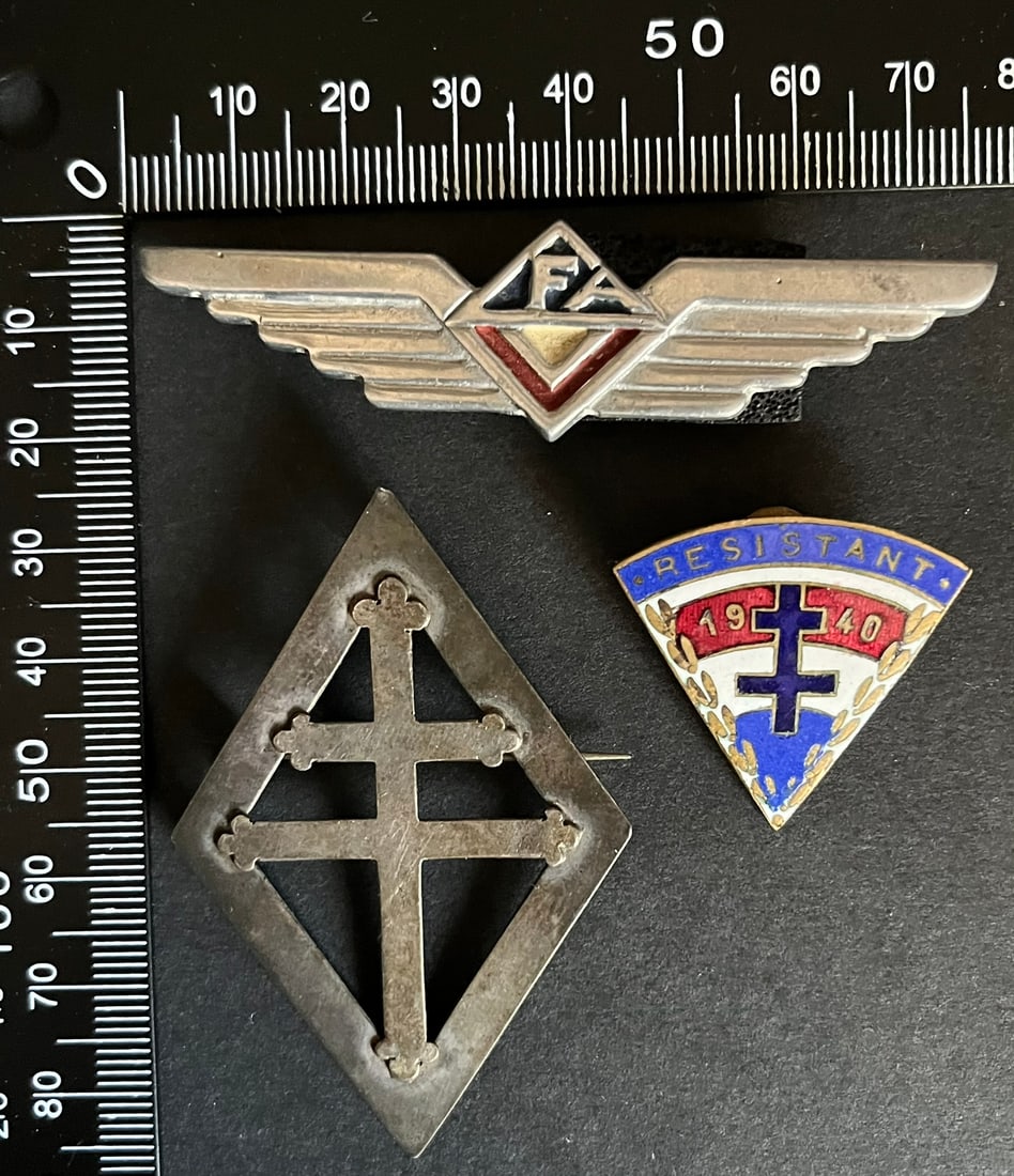 FRANCE Dpt41 et 65 INSIGNES FFI. France FFI insignia Departments 41 and 65: Lot de 3 pieces Insigne du Corps Franc de l Air Valin de la Vaissiere modele troupe en aluminium (tirage estime 1000) Sans Alu peint grand losange ajoure avec croix de Lorraine treflee dans un losange