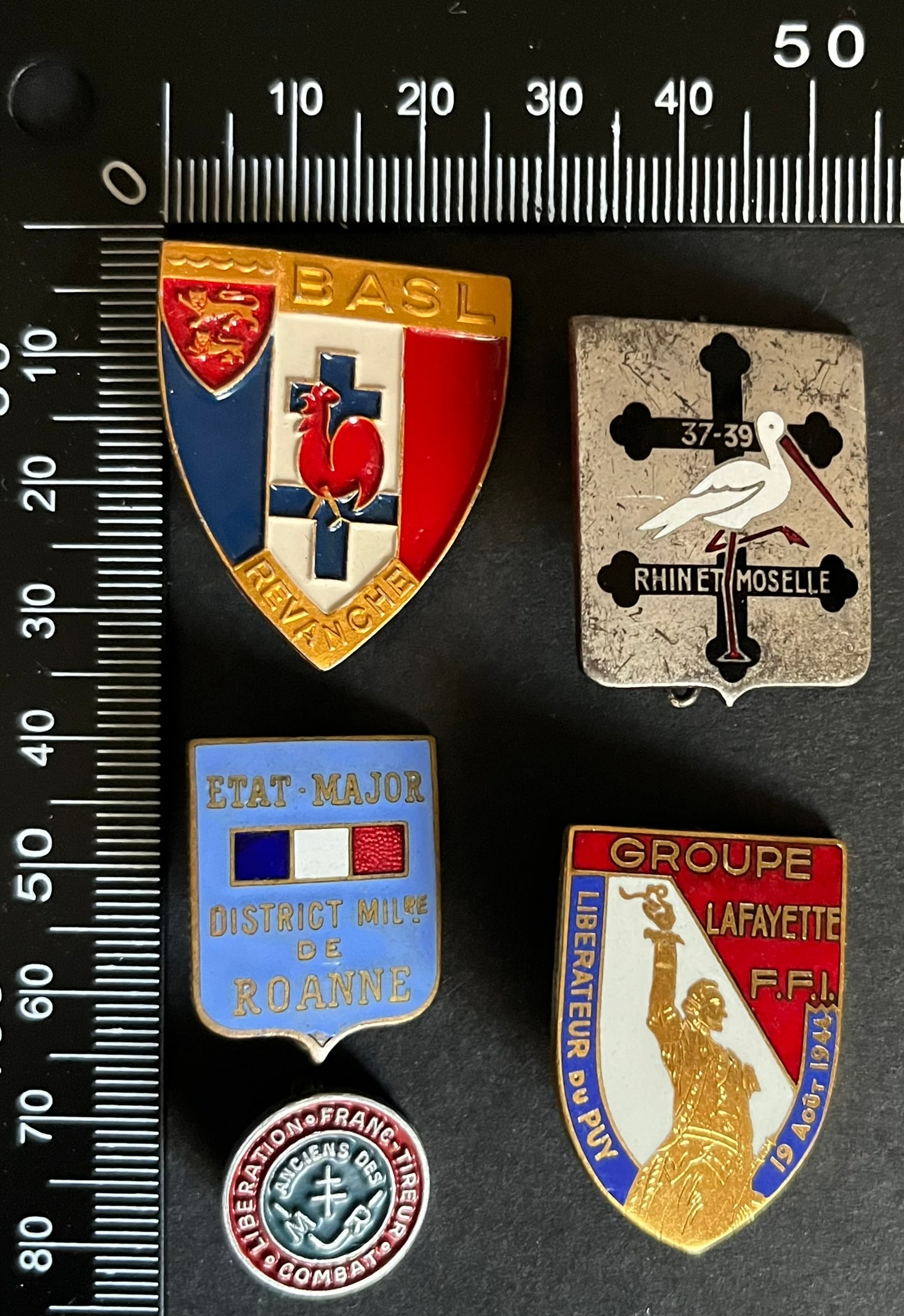 FRANCE Dpt42 et 43 INSIGNES FFI. France FFI insignia Departments 42 and 43: Lot de 5 pieces Insigne du Bataillon Strasbourg AS Loire ABP emaille Etat Major Roanne Sans emaille Mouvement Unis de la Resistance (tirage estime 1500 a 2000) Sans Alu peint Groupe Lafayette Amicale 