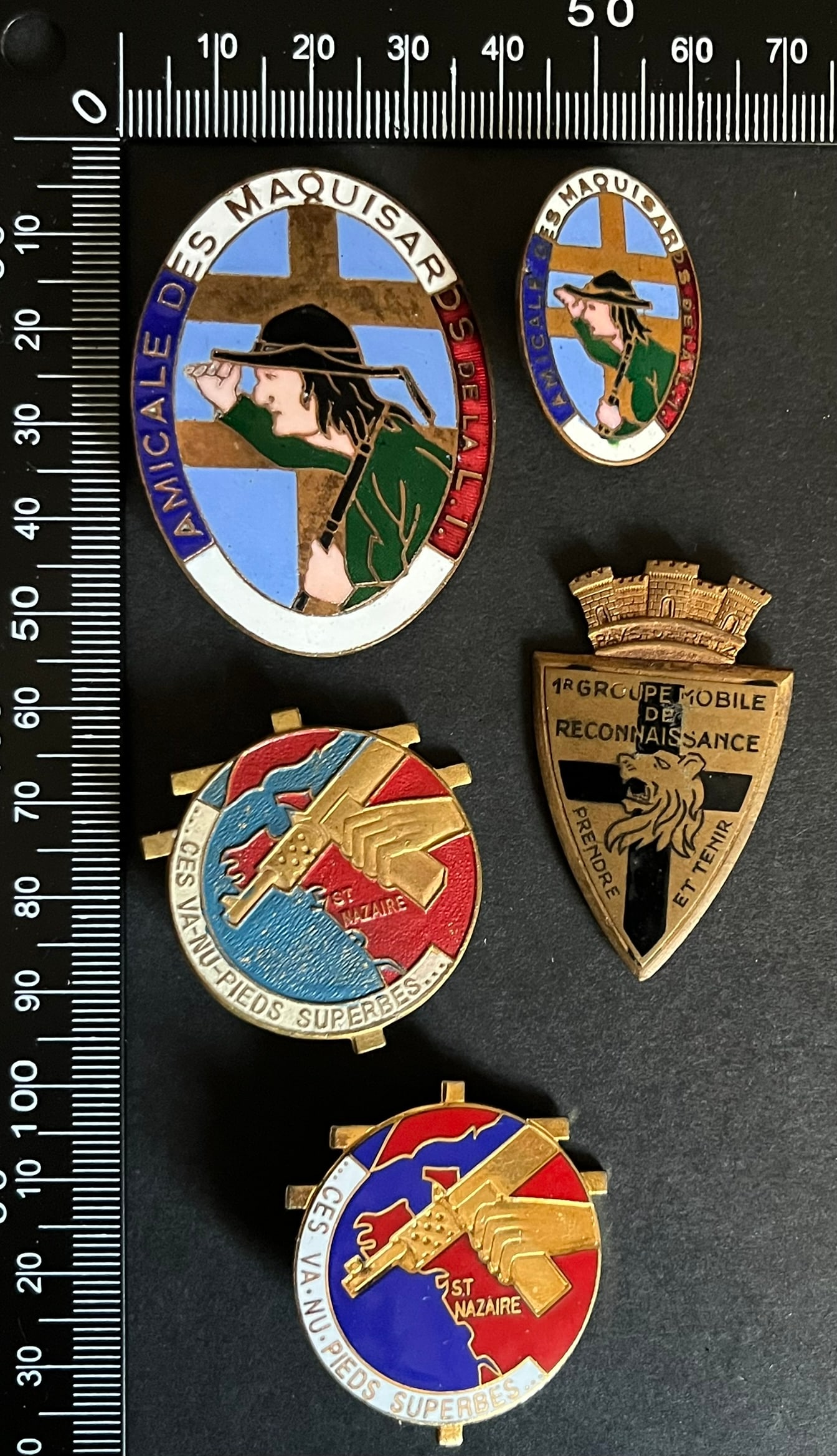 FRANCE Dpt44 INSIGNES FFI. France FFI insignia Department 44: Lot de 5 pieces Insigne Maquisards de Loire Inferieure 38 x 51 mm (tirage 300) Sans emaille un autre petit modele (tirage 300) Sans emaille FFI Loire Inferieure (tirage estime 4500 a 6000) Drago Paris