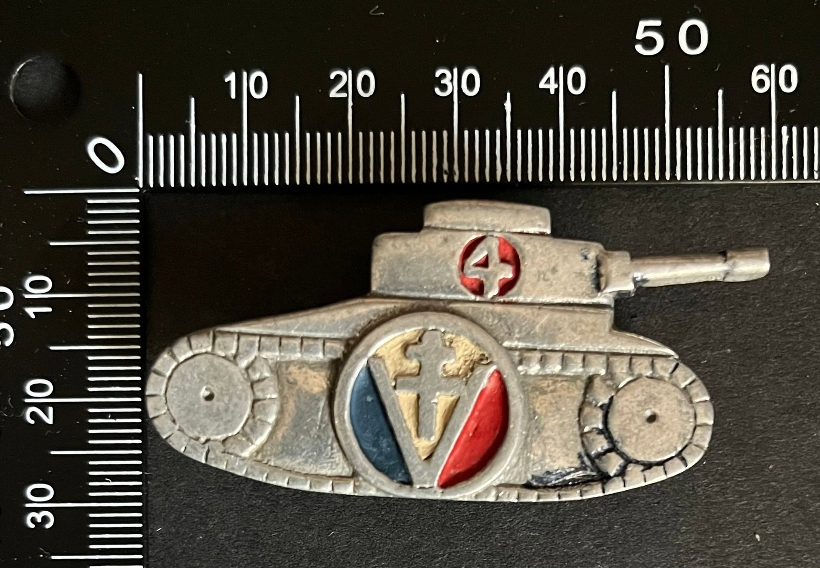 FRANCE Dpt51 INSIGNES FFI. France FFI insignia Department 51: Insigne du 4eme Bataillon de Cuirassiers FFI 27 x 55 mm (Tirage estime 500) Sans Alu coule peint Ref Dictionnaire d identication des Insignes de la Resistance Francaise (ed 2026 - Roland Gerdil). 4th 