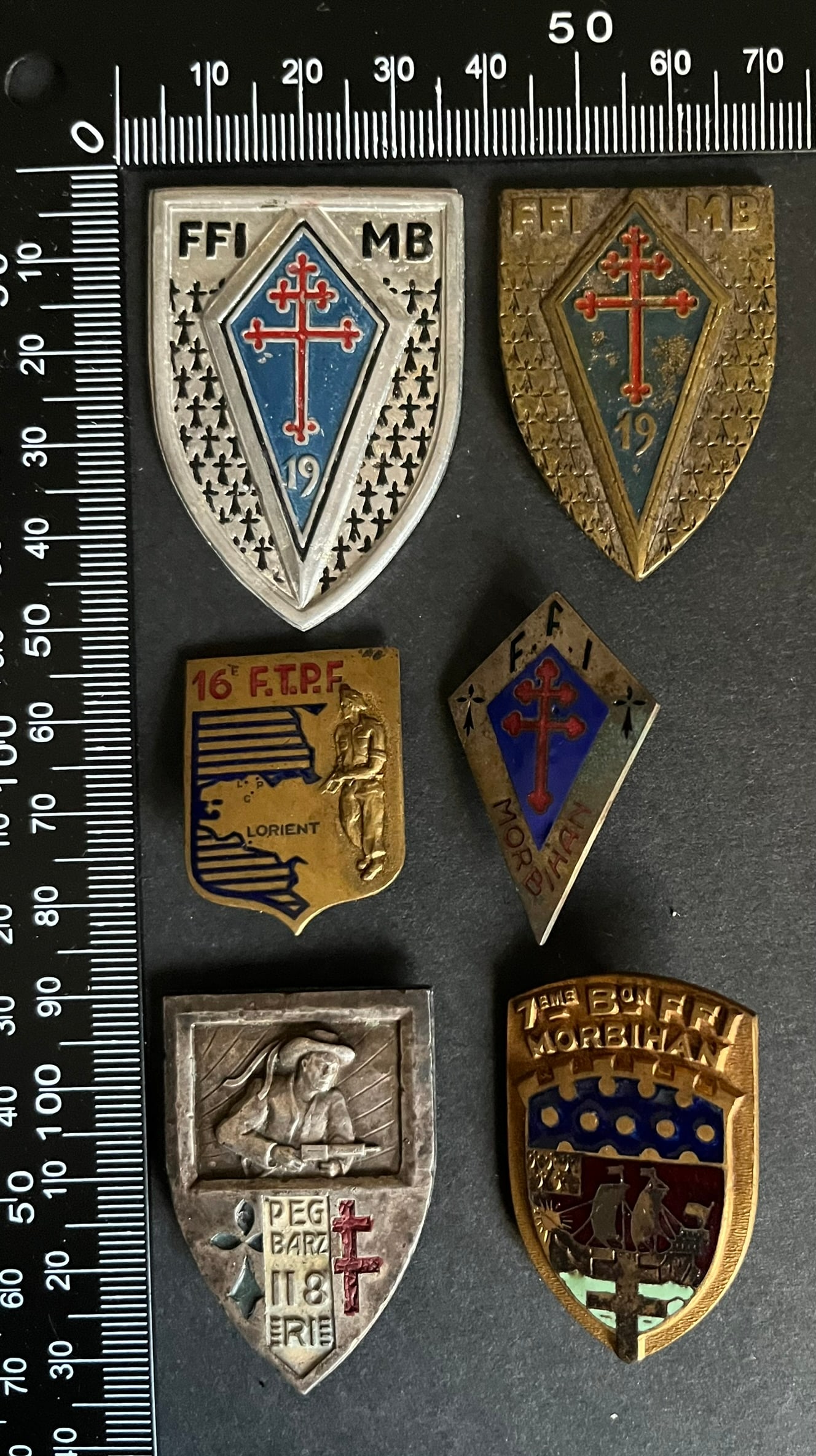 FRANCE Dpt56 INSIGNES FFI. France FFI insignia Department 56.: Lot de 6 pieces Insigne FFI du Morbihan numerote 01540 Sans emaille 16 FTPF (tirage estime 650) Sans emaille 7eme Bataillon FFI du Morbihan (tirage estime 1000 a 1200) ABP poincon emaille FFI MB (tira