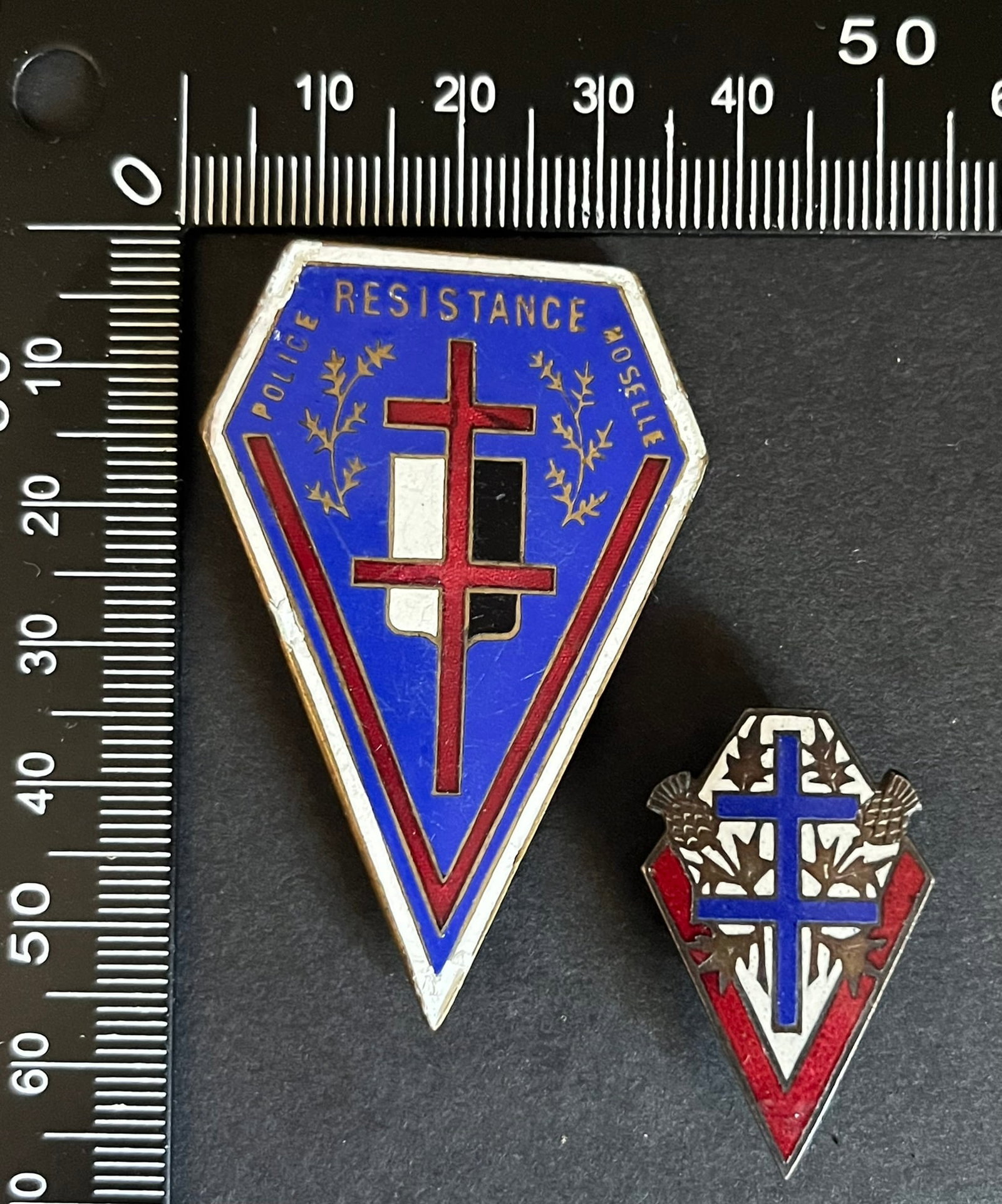 FRANCE Dpt57 INSIGNES FFI. France FFI insignia Department 57: Lot de 2 pieces Insigne Resistance Police Moselle 36 x 54 mm (tirage estime 150) Sans emaille FFI Lorraine Sans emaille Ref Dictionnaire d identication des Insignes de la Resistance Francaise (ed 2026