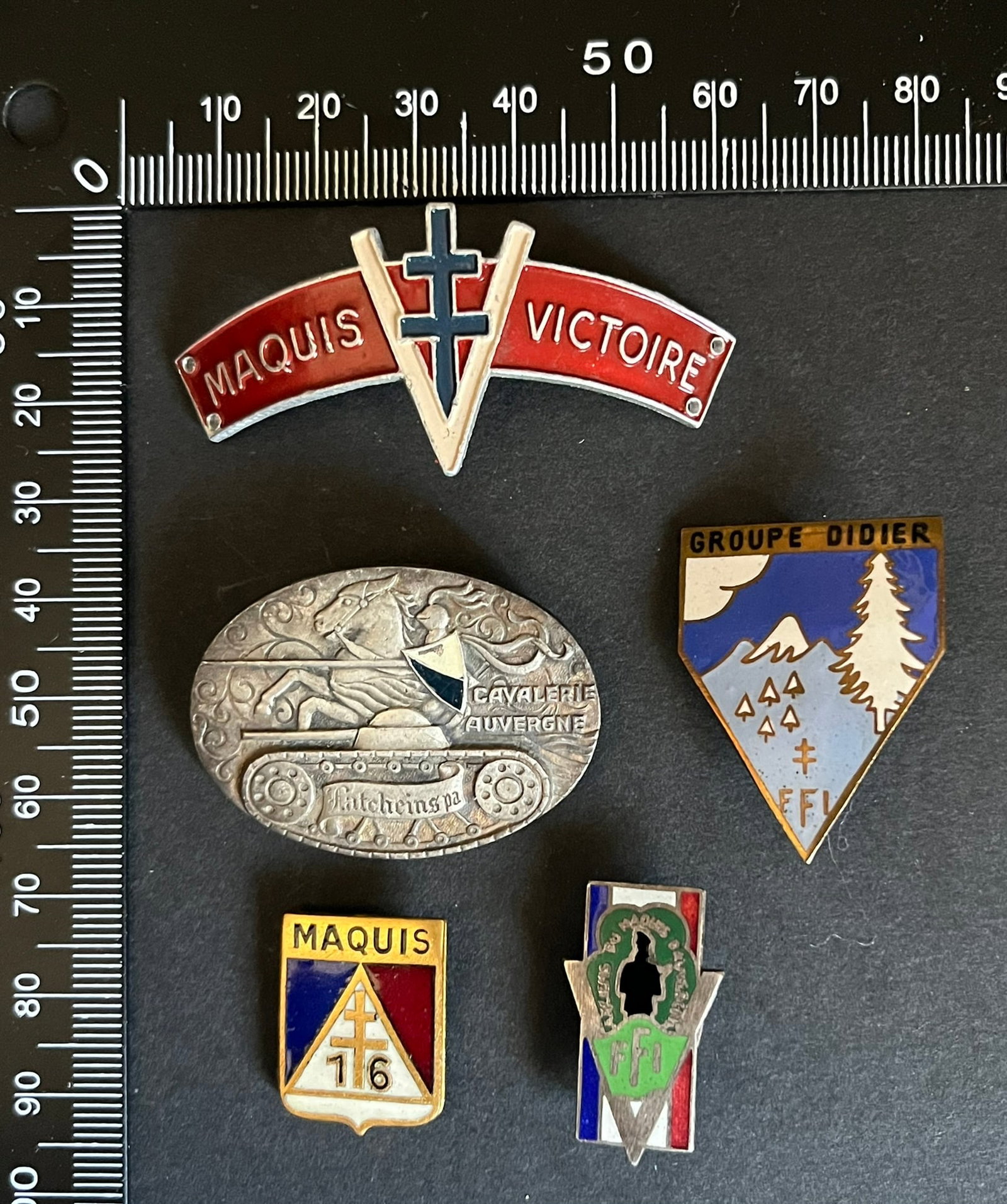 FRANCE Dpt63 INSIGNES FFI. France FFI insignia Department 63: Lot de 5 pieces Insigne du Maquis Victoire modele barrette d epaule (tirage 205) Sans (Augis) Alu peint Amicale du maquis Victoire Sans Groupe Didier 25 x 32 mm (tirage estime 250) Sans emaille (attac