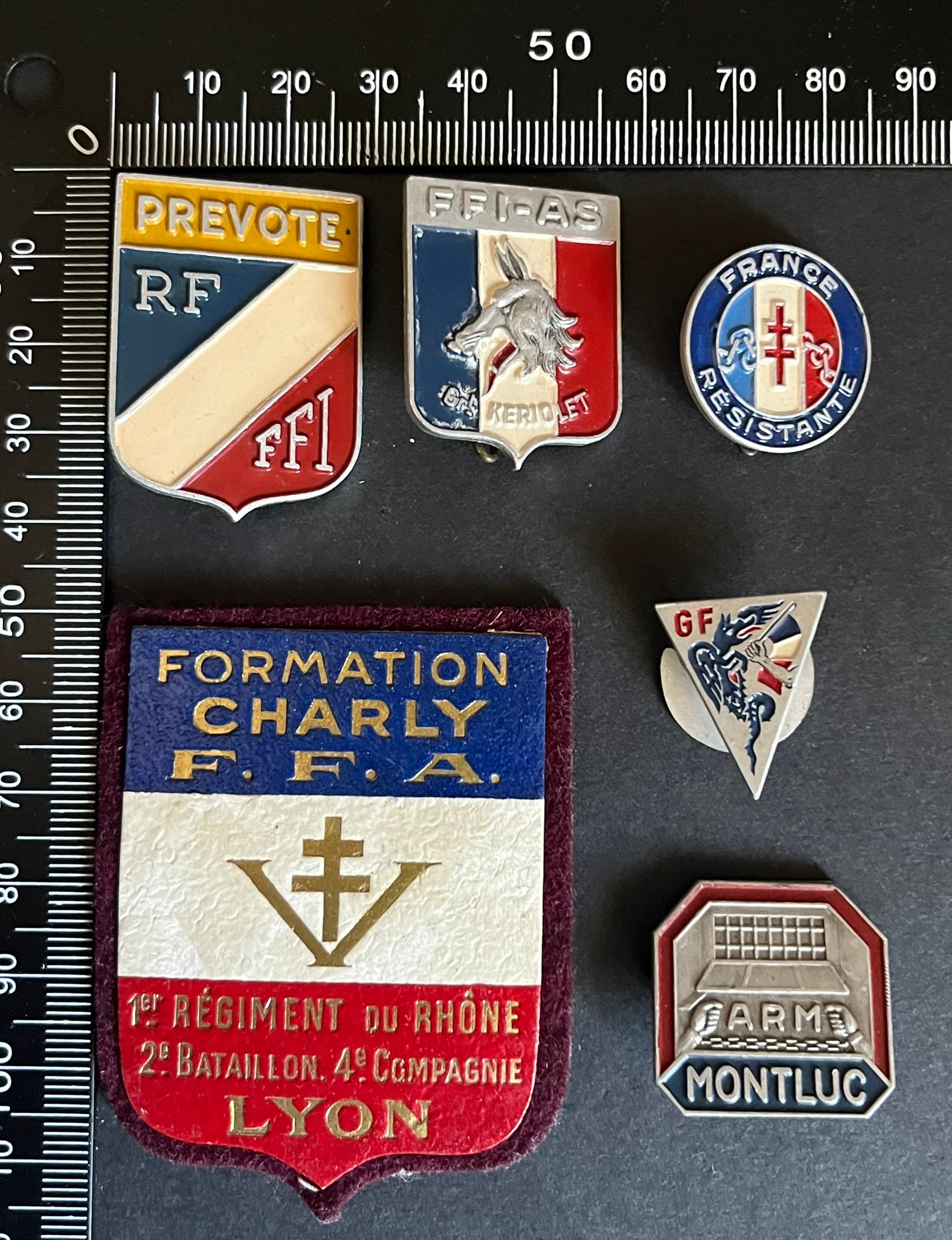 FRANCE Dpt69 INSIGNES FFI. France FFI insignia Department 69: Lot de 6 pieces Insigne Groupement Keriolet FFI-AS (tirage 250) Augis Alu peint Prevote Regionale FFI Lyon (tirage 4345) Augis Alu peint 1er regiment du Rhone en cuir imprime sur feutrine 52 x 66 mm b