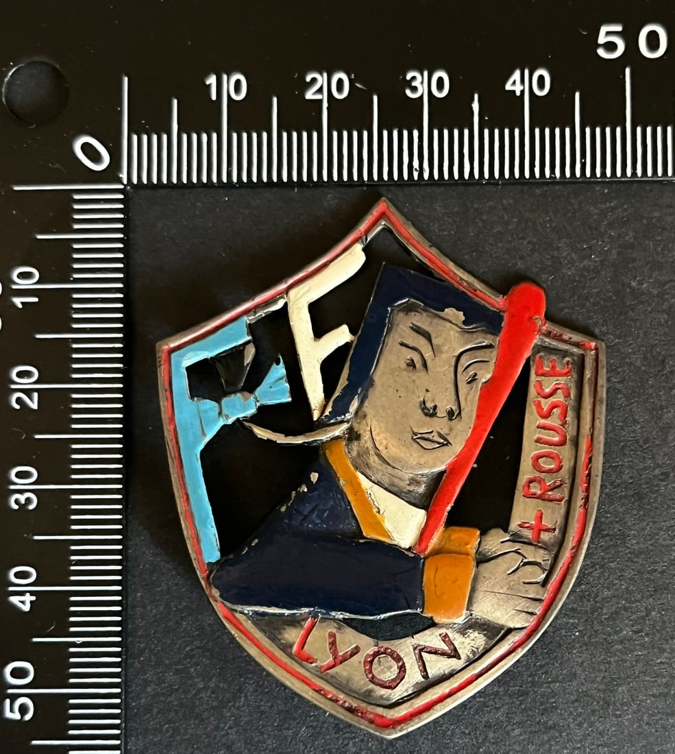 FRANCE Dpt69 INSIGNES FFI. France FFI insignia Department 69: Insigne FFI de la Croix Rousse 44 x 53 5 mm grave au verso GR.V. 1943 Lolo (unique exemplaire recense) fabrication artisanale de tres belle qualite Ref Dictionnaire d identication des Insignes de la R