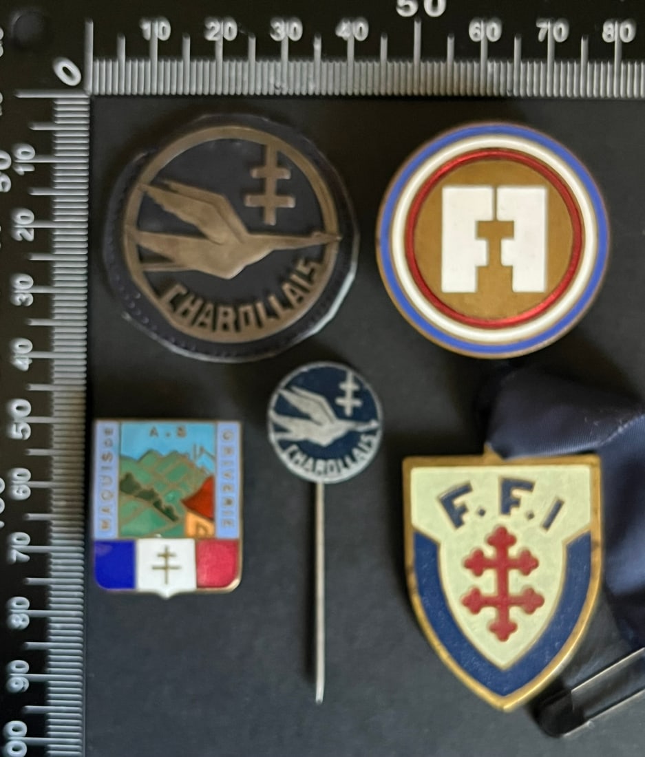 FRANCE Dpt71 INSIGNES FFI. France FFI insignia Department 71: Lot de 5 pieces Insigne du Maquis de la Griverie Sans emaille Bataillon du Charollais monte sur un cuir bleu nuit (tirage estime 6 a 800) Sans epingle a cravate Sans metal peint Amicale du Bataillon d