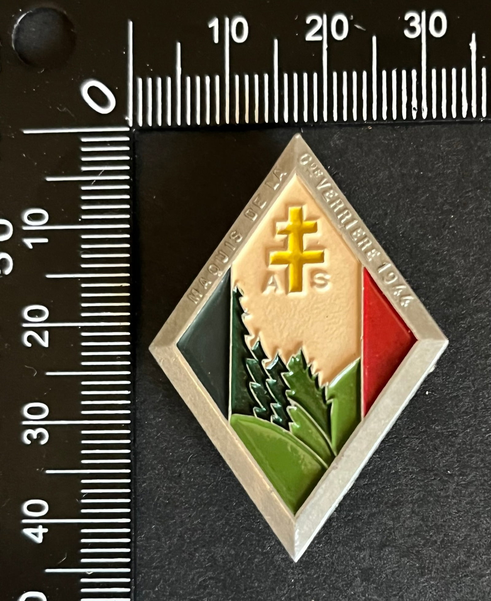 FRANCE Dpt71 INSIGNES FFI. France FFI insignia Department 71: Insigne Maquis de la Grande Verriere 41 x 29 mm Sans Alu peint Ref Dictionnaire d identication des Insignes de la Resistance Francaise (ed 2026 - Roland Gerdil). Maquis de la Grande Verriere insignia 