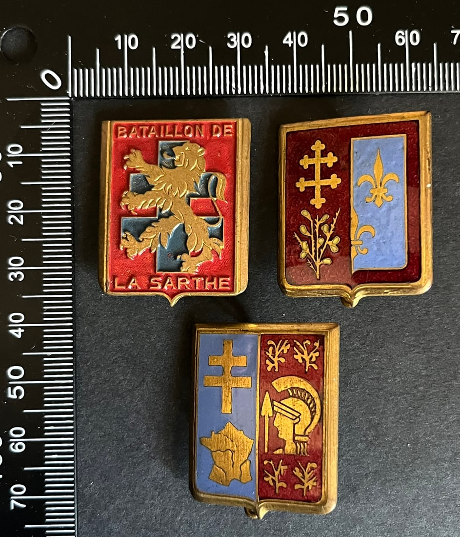 FRANCE Dpt72 et 49 INSIGNES FFI. France FFI insignia Departments 72 and 49: Lot de 3 pieces Insigne 8eme Bataillon FFI de la Sarthe numerote 533 (tirage estime 1200) Drago Depose Groupe de Bataillons de Marche FFI du Maine et Loire (tirage estime 2000) Drago Ber emaille 2eme 