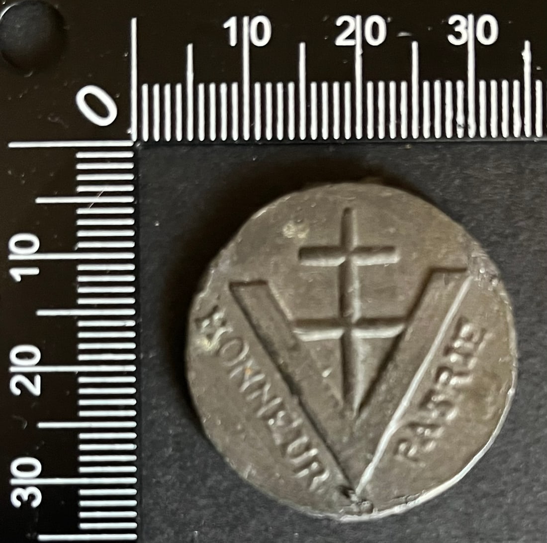 FRANCE Dpt73 INSIGNES FFI. France FFI insignia Department 73: Insigne du 5 Secteur de l AS 1940-43 de Aigueblette-le-Lac production artisanale du maquis en plomb (beliere cassee) Ref Dictionnaire d identication des Insignes de la Resistance Francaise (ed 2026 - 