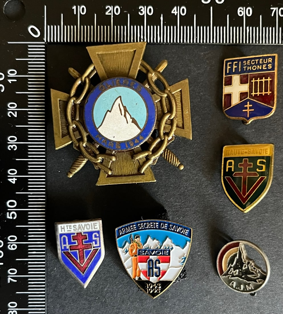 FRANCE Dpt74 INSIGNES FFIFrance FFI insignia Department 74: Lot de 6 pieces Insigne des Rescapes du Bataillon des Glieres 40 x 40 mm numerote 244 (tirage estime 250 a 300) Augis emaille boutonniere AS Haute Savoie (tirage estime 2500) Drago PN emaille un autre