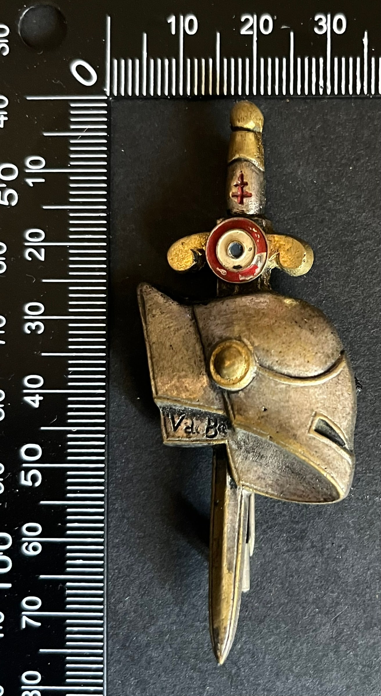 FRANCE INSIGNES FFI. France FFI insignia: Insigne a identifier V. de B. 75 x 30 mm Sans moulage epais peint Ref Dictionnaire d identication des Insignes de la Resistance Francaise (ed 2026 - Roland Gerdil). Unidentified insignia marked V de B