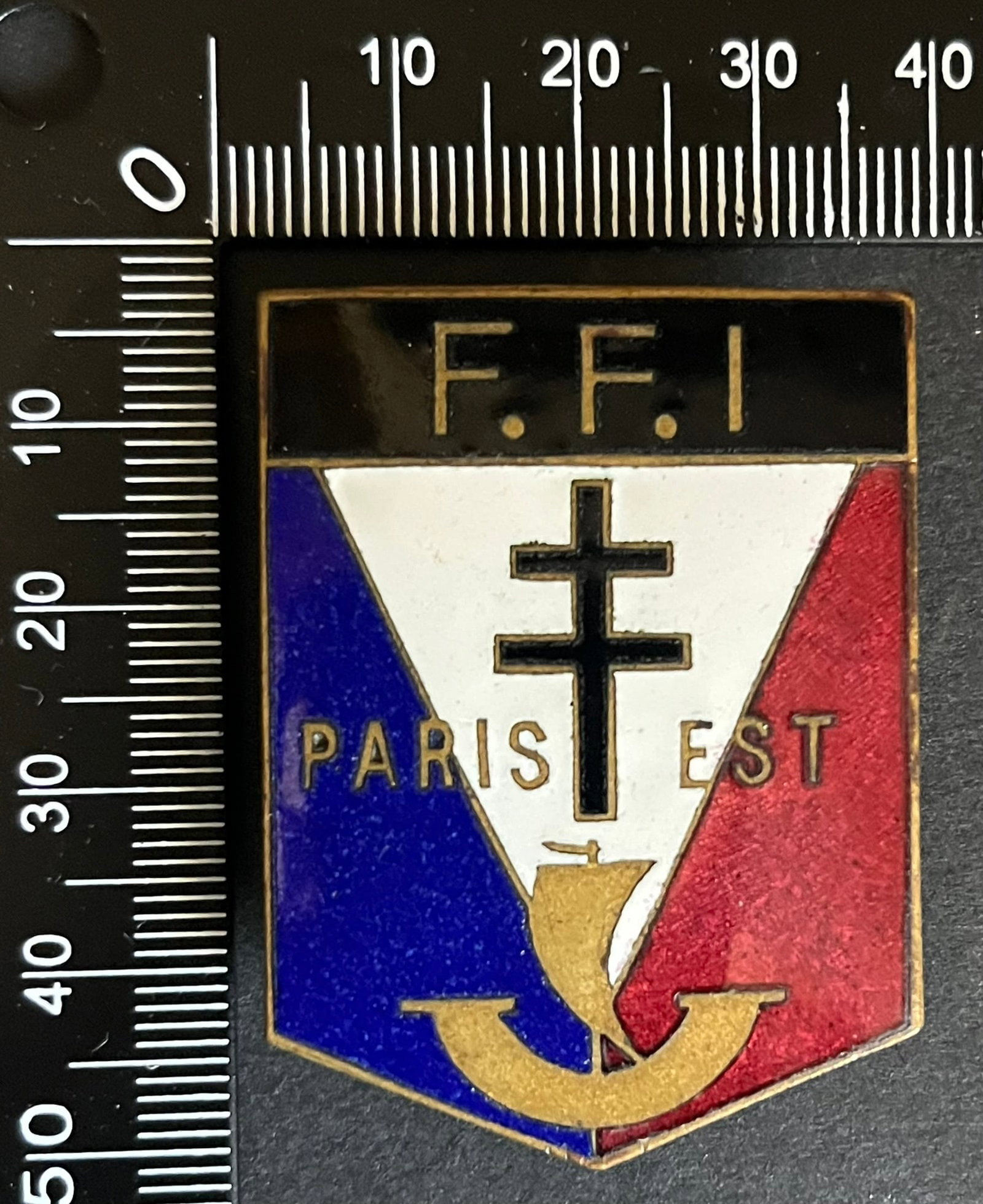 FRANCE Dpt75 INSIGNES FFI. France FFI insignia Departments 75: Insigne ecu 47 x 35 mm FFI Paris Est (tirage estime 2000 ) Moret (attache resoudee) emaille Ref Dictionnaire d identication des Insignes de la Resistance Francaise (ed 2026 - Roland Gerdil). Shield in