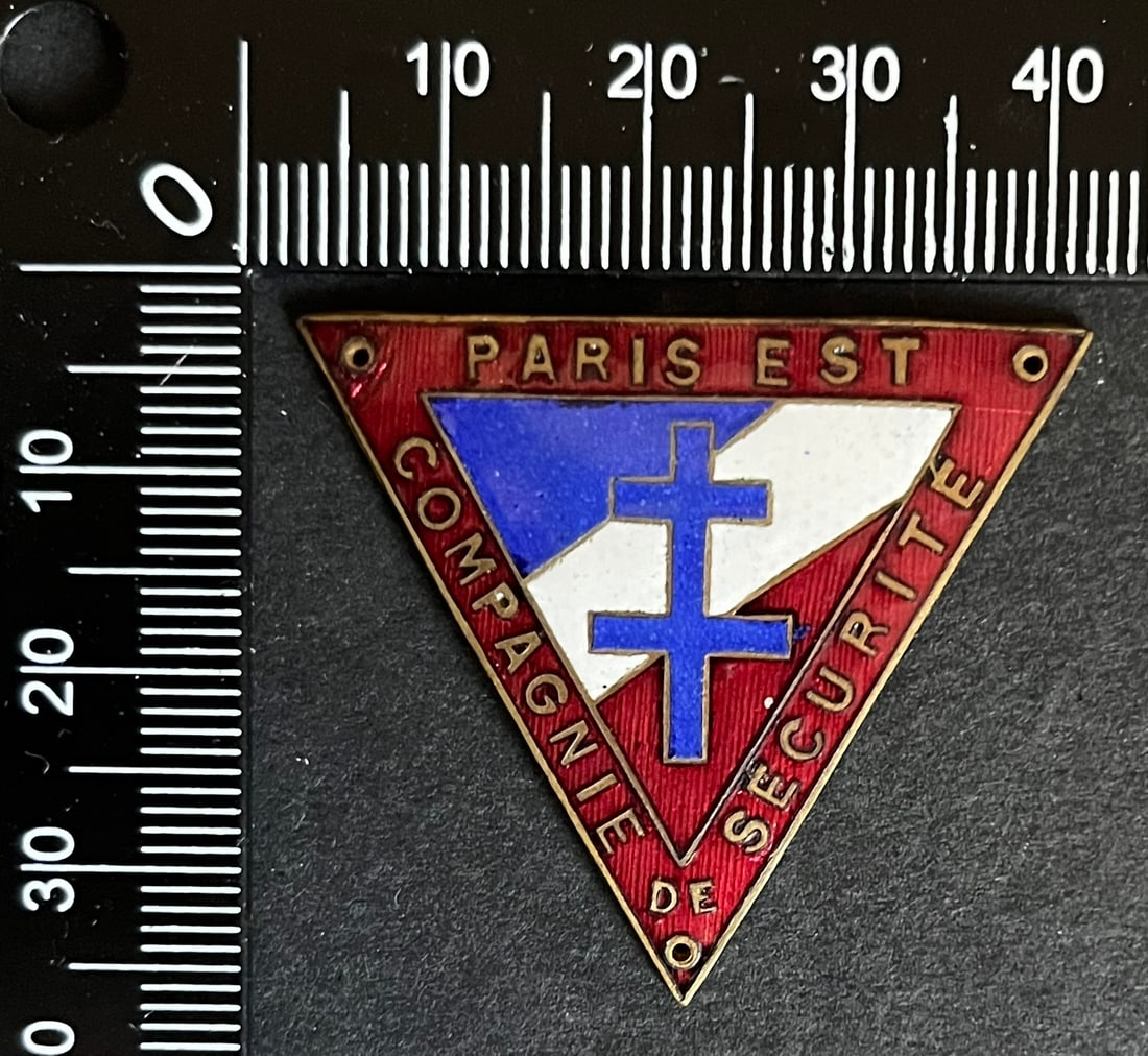 FRANCE Dpt75 INSIGNES FFI. France FFI insignia Departments 75: Insigne triangulaire 35 x 40 mmmParis Est Compagnie de Securite a coudre (tirage estime 250) Sans emaille Ref Dictionnaire d identication des Insignes de la Resistance Francaise (ed 2026 - Roland Gerd